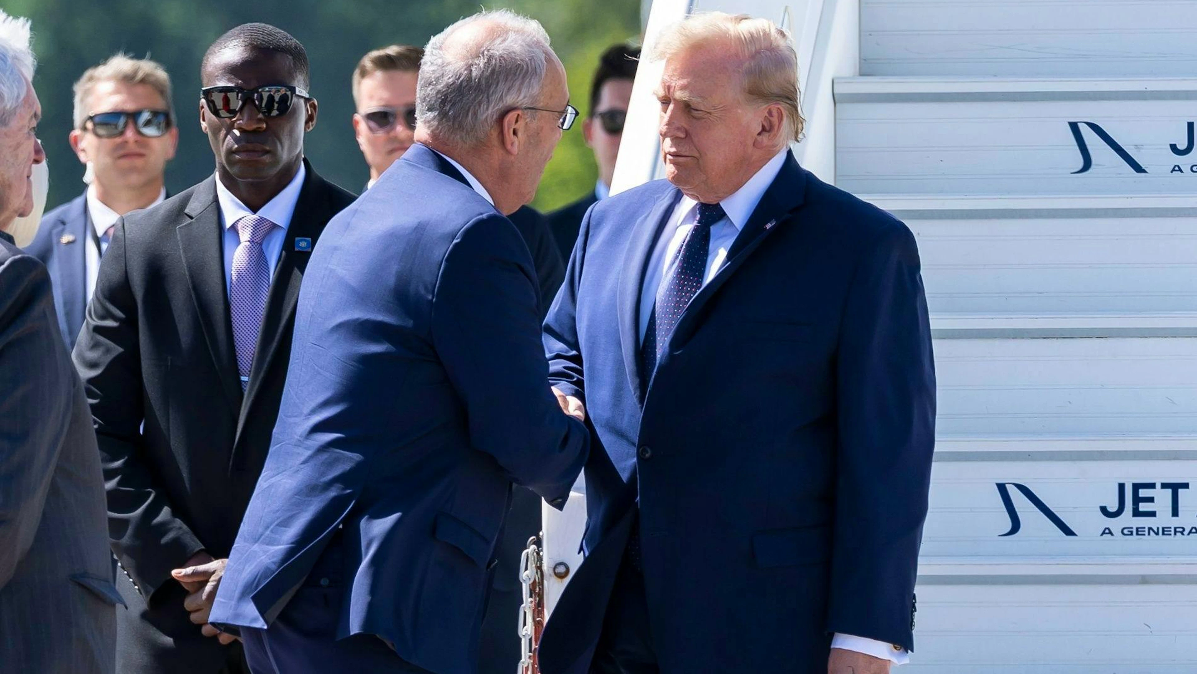 Auf dem Weg nach Évian: US-Präsident Donald Trump wird auf dem Flughafen Genf von Bundespräsident Guy Parmelin begrüsst.