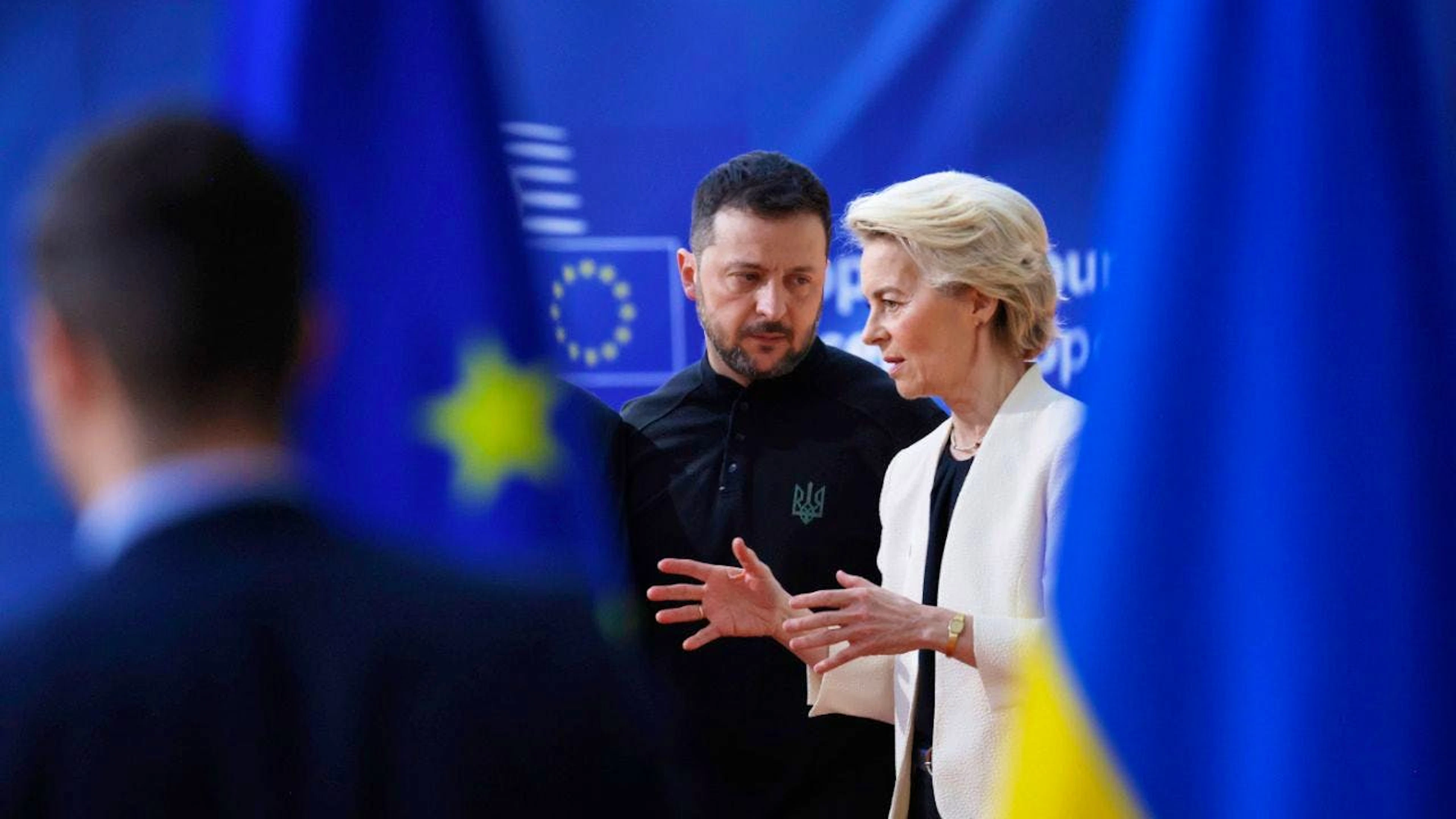 ARCHIV – Die Präsidentin der Europäischen Kommission, Ursula von der Leyen (r), spricht mit dem ukrainischen Präsidenten Wolodymyr Selenskyj als sie zu einem EU-Gipfel im Gebäude des Europäischen Rates ankommen. Foto: Omar Havana/AP/dpa