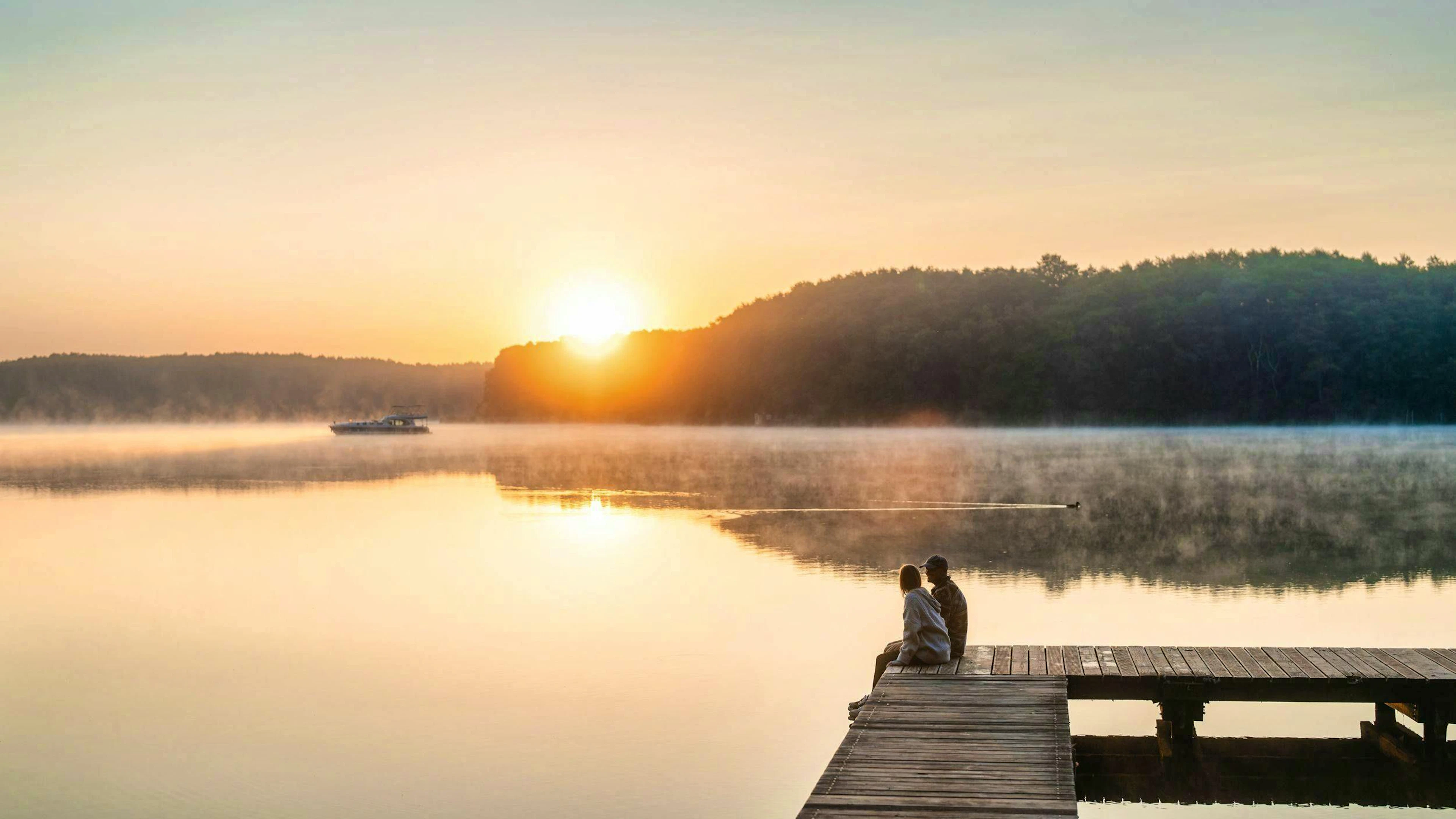 Lever du soleil sur le lac de Mirow, avec pour seul horizon la nature.