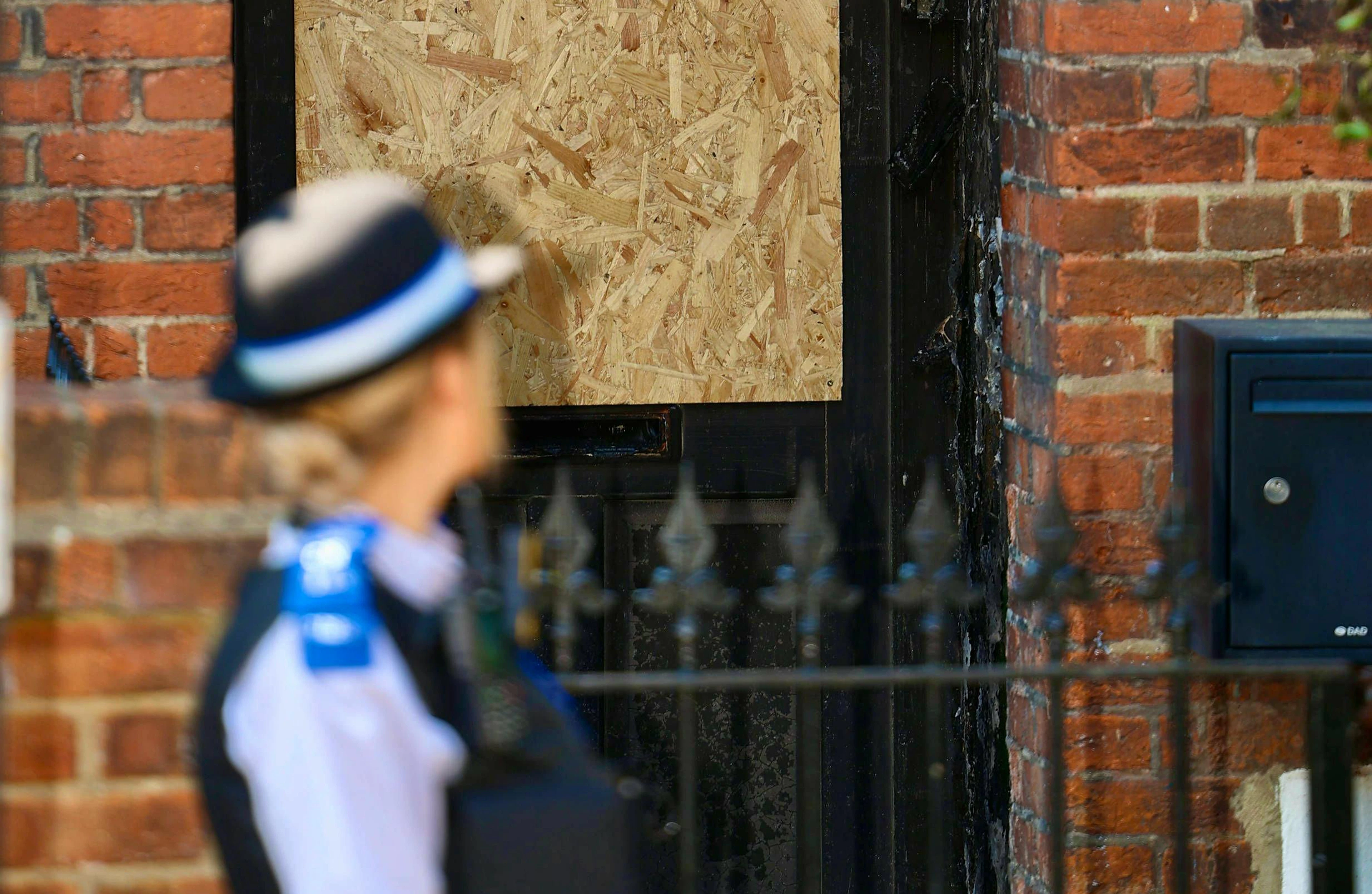Ein 22-jähriger ukrainischer Bauarbeiter soll für drei Brandanschläge mit Verbindung zu Regierungschef Keir Starmer verantwortlich sein. Er wurde von einem russischen Diplomaten angeworben.