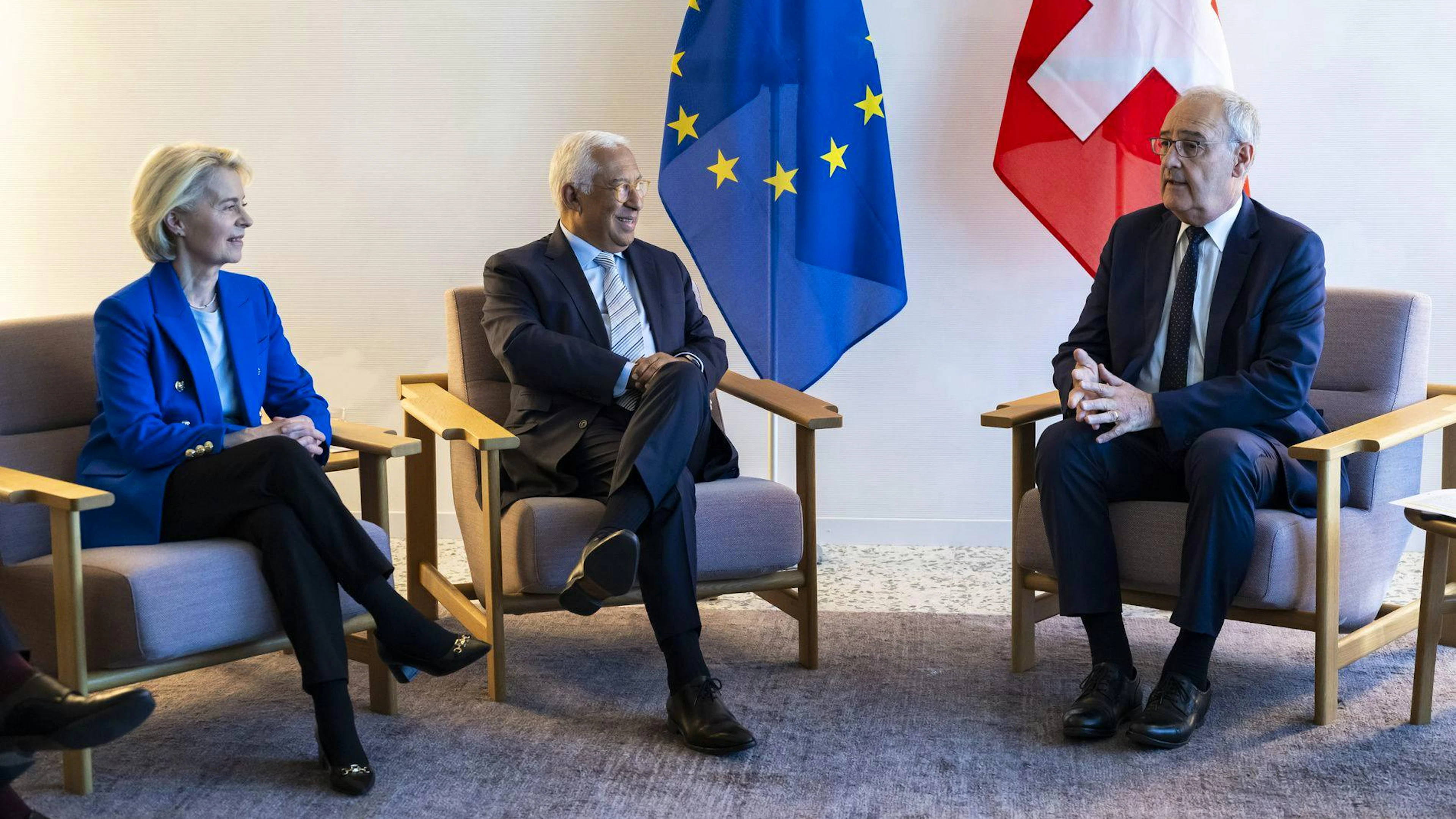 Guy Parmelin (à dr.) dit avoir notammebt «abordé les prochaines étapes des relations entre la Suisse et l’UE» avec la présidente de la Commission européenne Ursula von der Leyen et le président du Conseil européen Antonio Costa.
