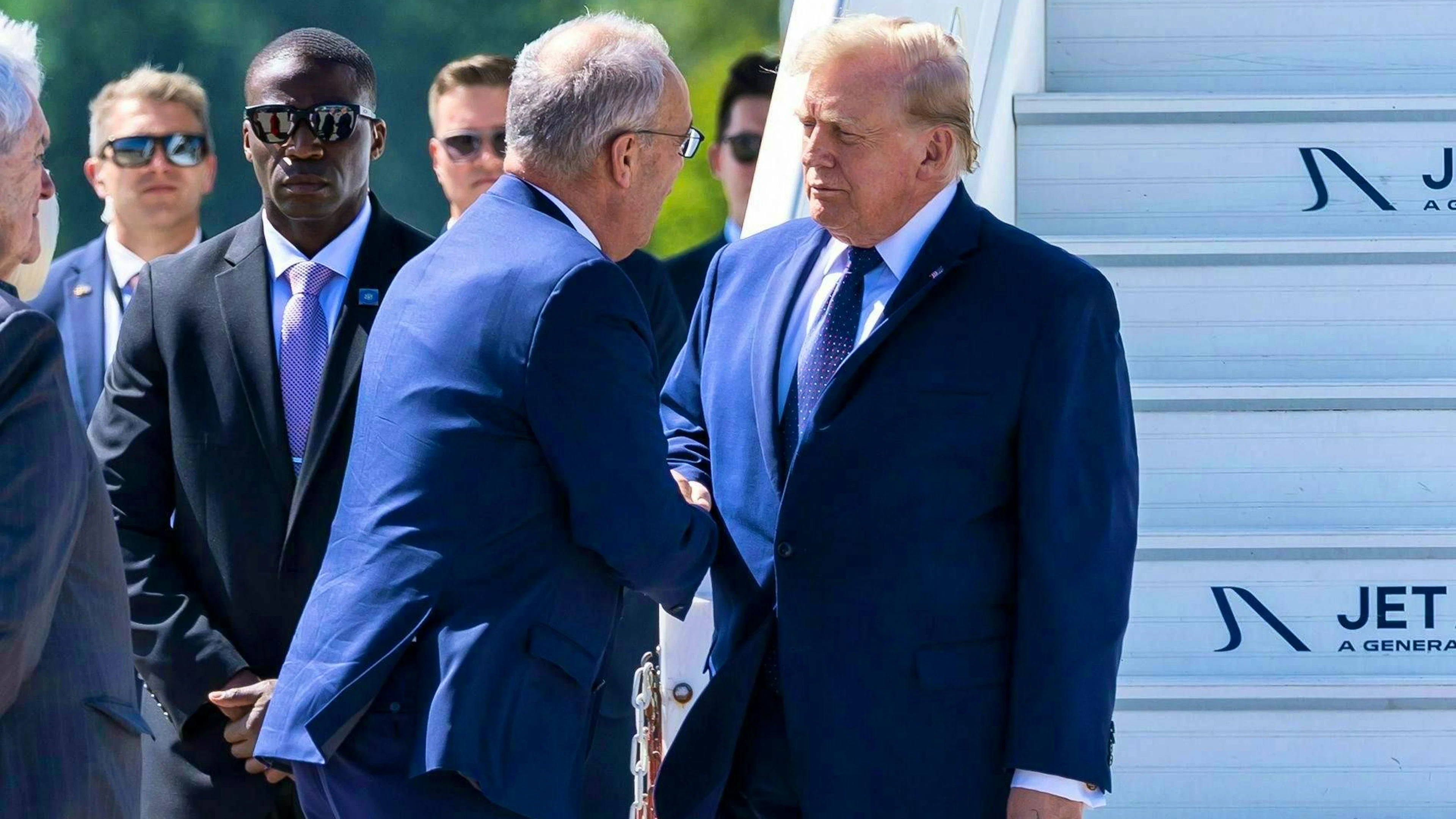 On the way to Évian: U.S. President Donald Trump is greeted at Geneva Airport by Swiss President Guy Parmelin.