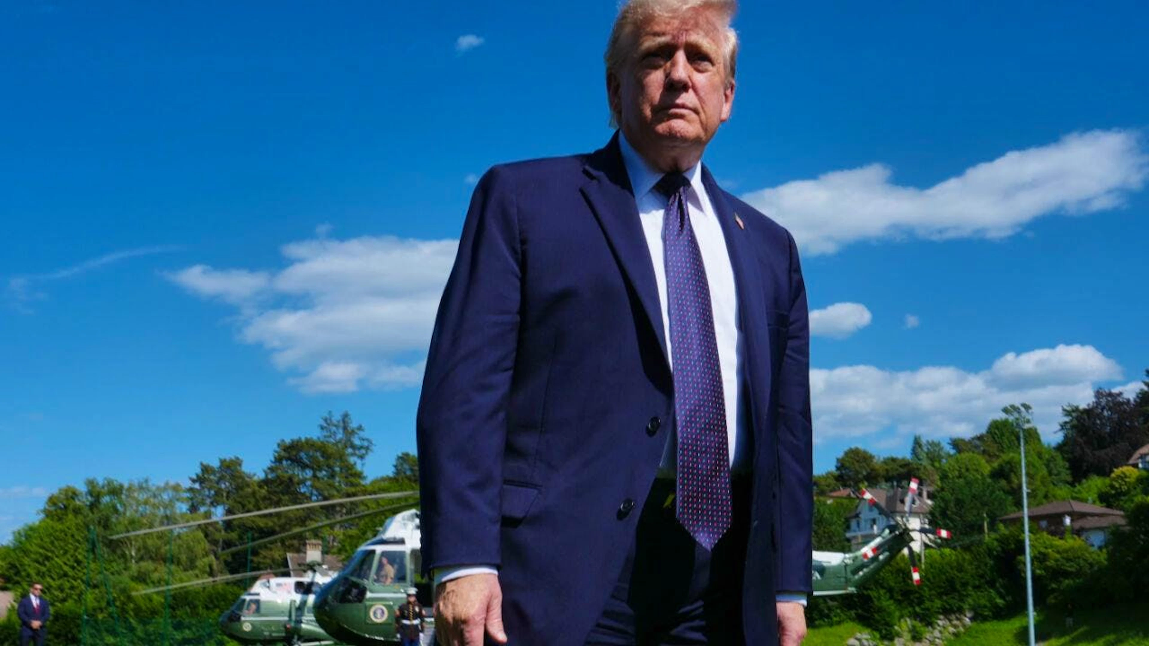 Donald Trump, Präsident der USA, trifft zum G7-Gipfel ein. Foto: Julia Demaree Nikhinson/AP/dpa