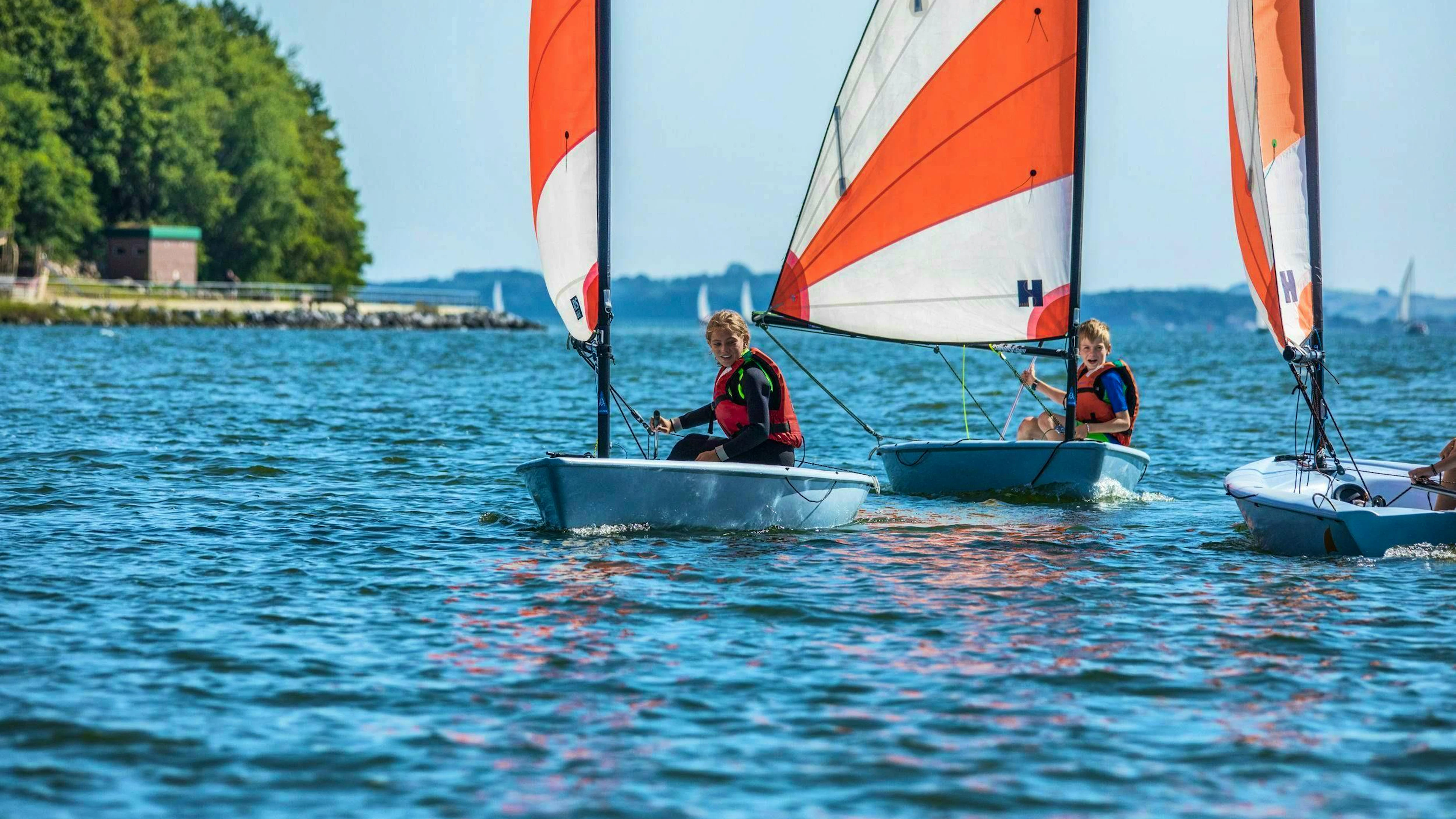 Le vent dans les voiles: la navigation fait partie de l’expérience.