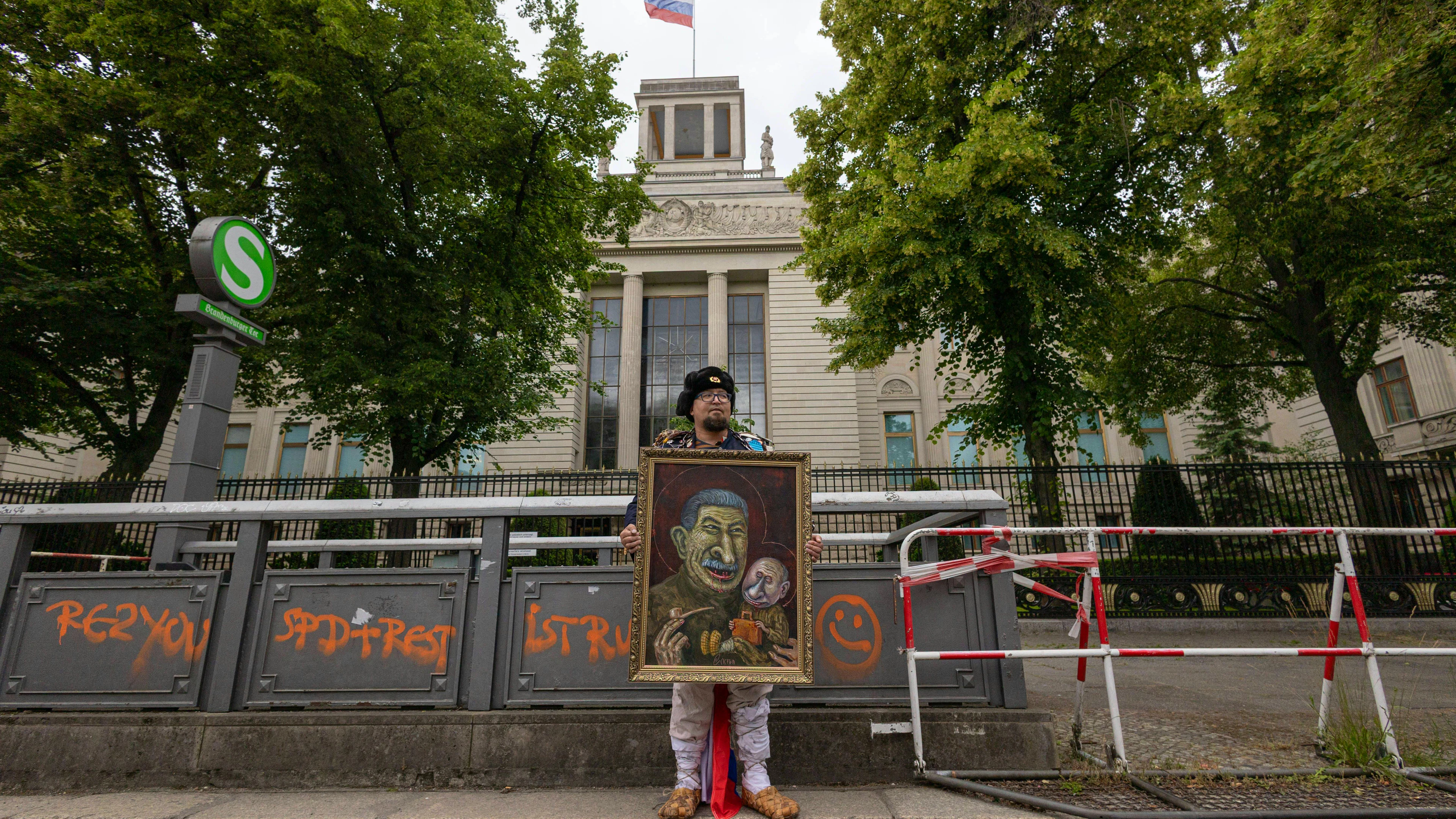Semion Skrepetski s'était fait connaître par ses caricatures parfois provocatrices, visant des figures politiques russes de premier plan (ici, à Berlin, le 12 juin).