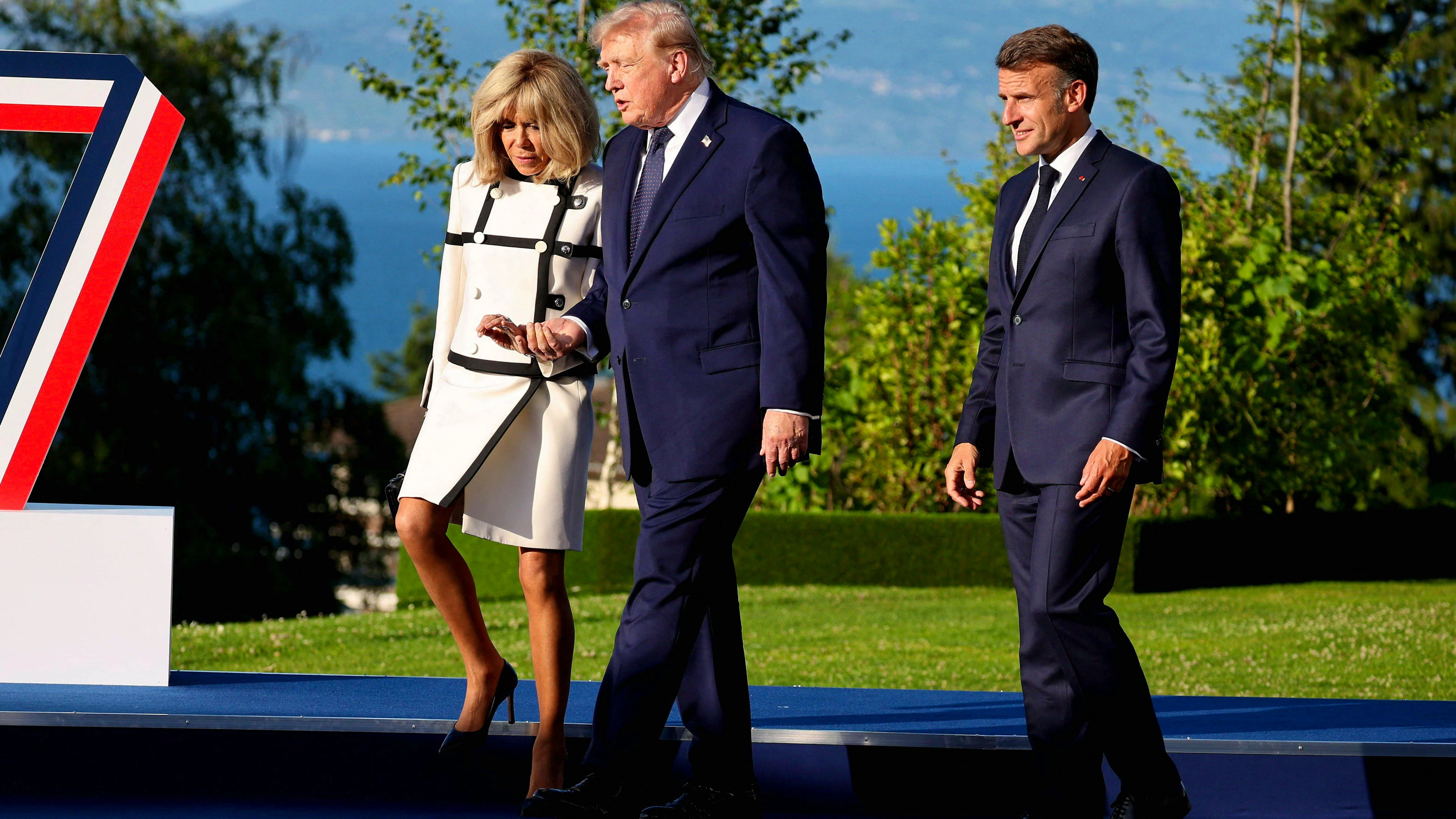 À peine arrivé au G7, Donald Trump entraîne Brigitte Macron à ses côtés, sous le regard amusé du président français.