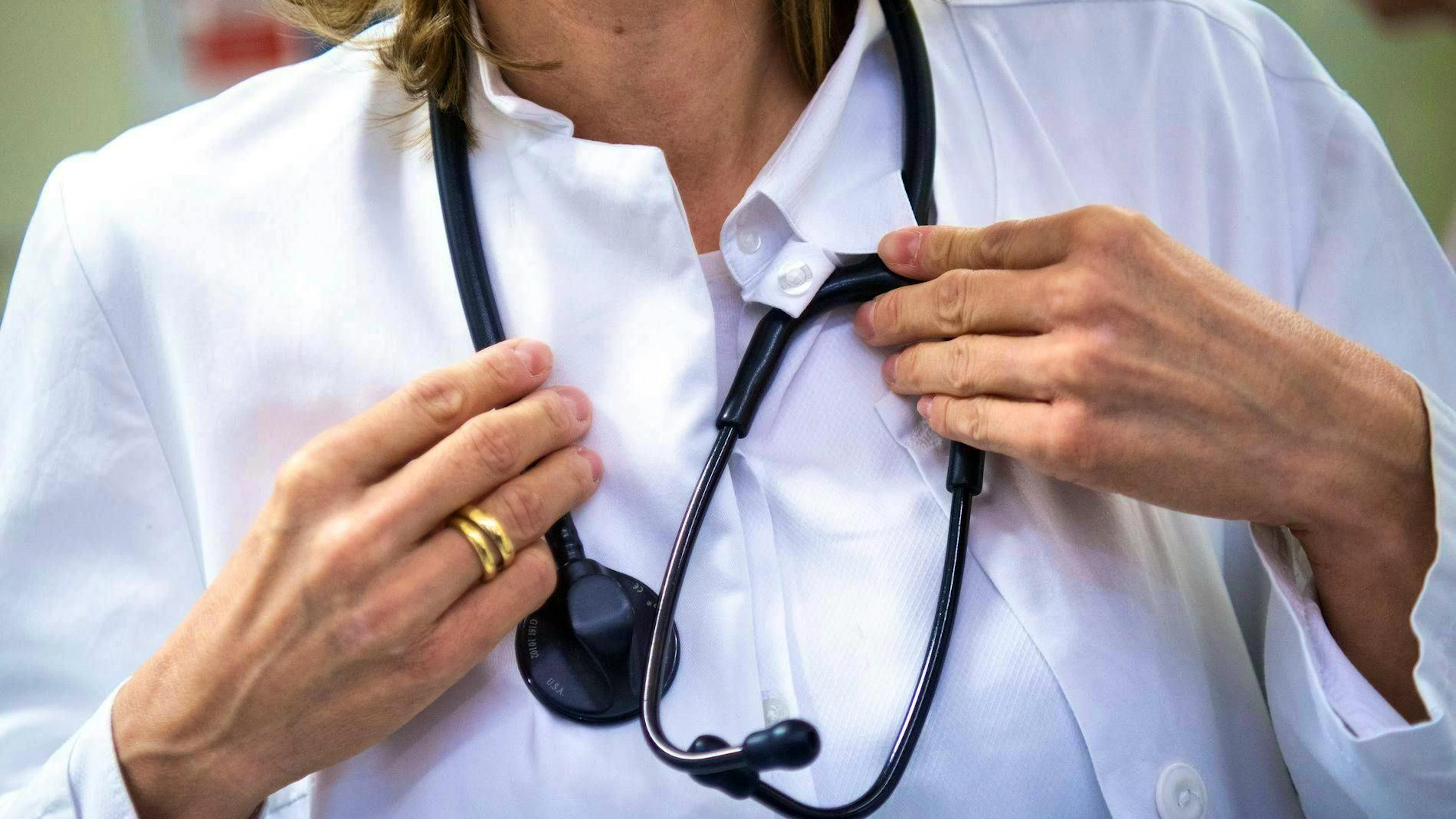 Following a case involving a fake doctor, her sister was now called to account before the Brugg District Court.