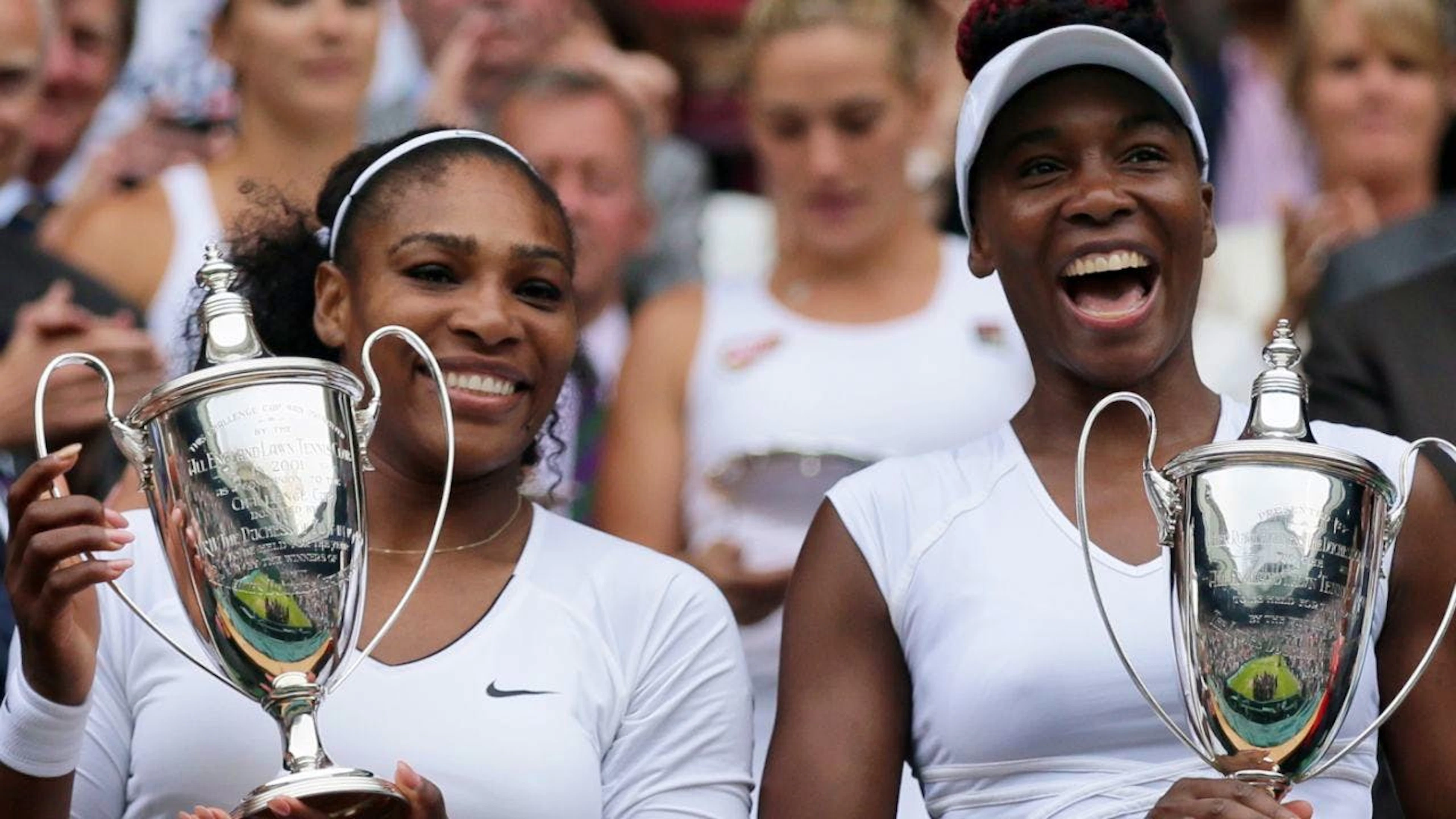 Serena Williams (à gauche) et sa soeur Venus, ici après leur titre en double en 2016 à Wimbledon, retrouveront le tournoi londonien.
