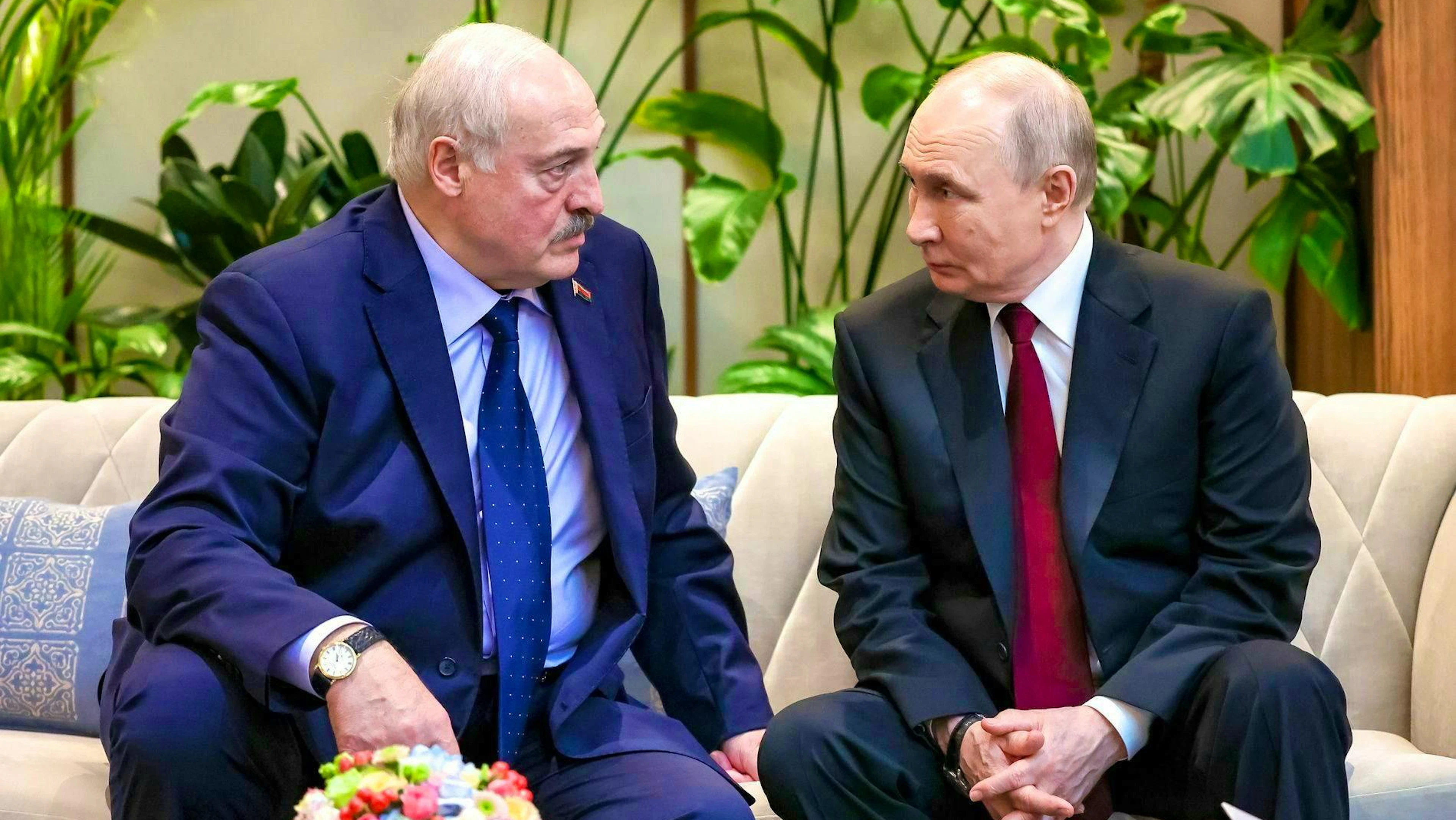 Alexander Lukashenko (a sinistra) e Vladimir Putin (a destra)