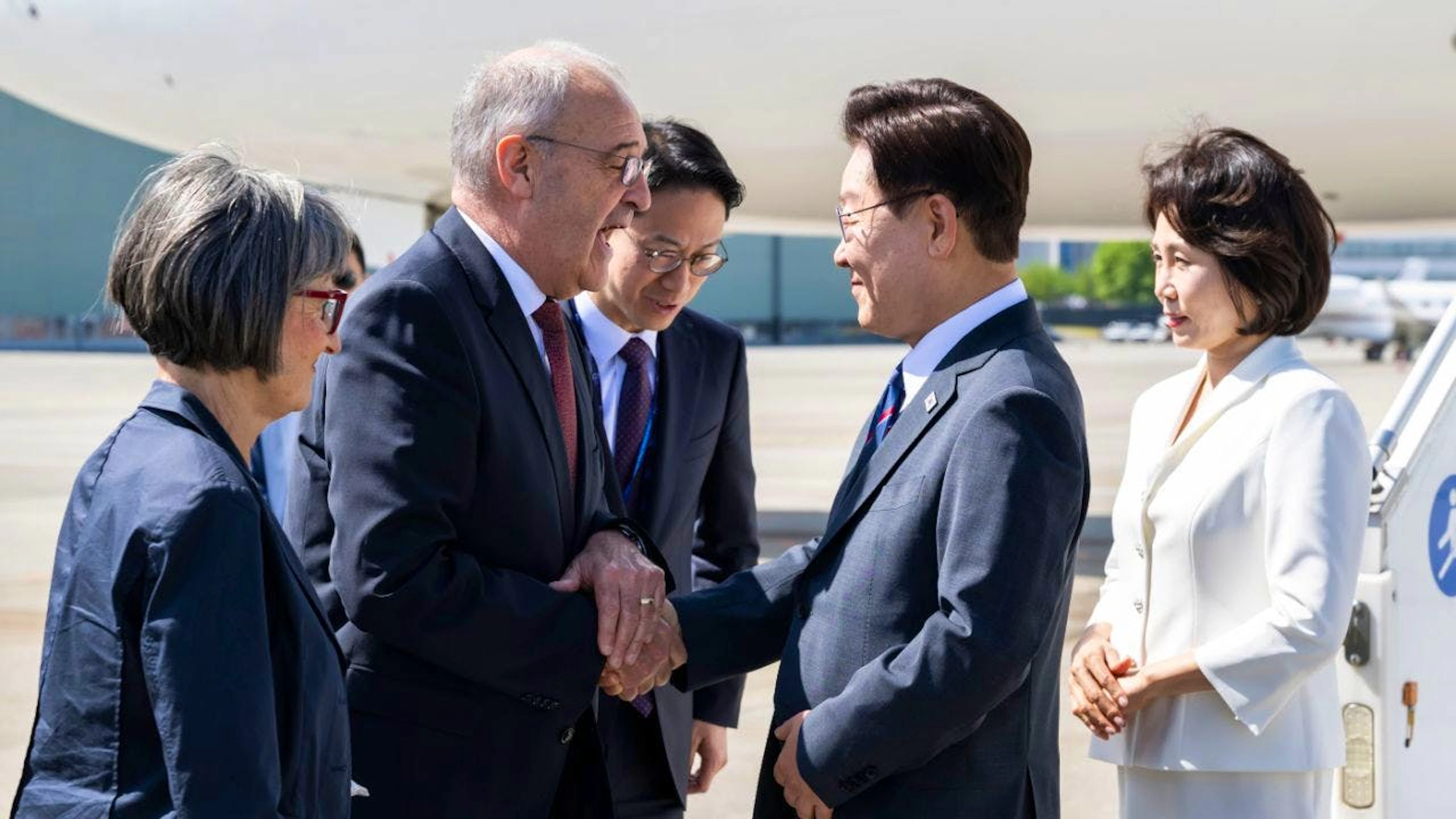 Guy Parmelin a accueilli sur le tarmac genevois le président sud-coréen Lee Jae Myung et son épouse.