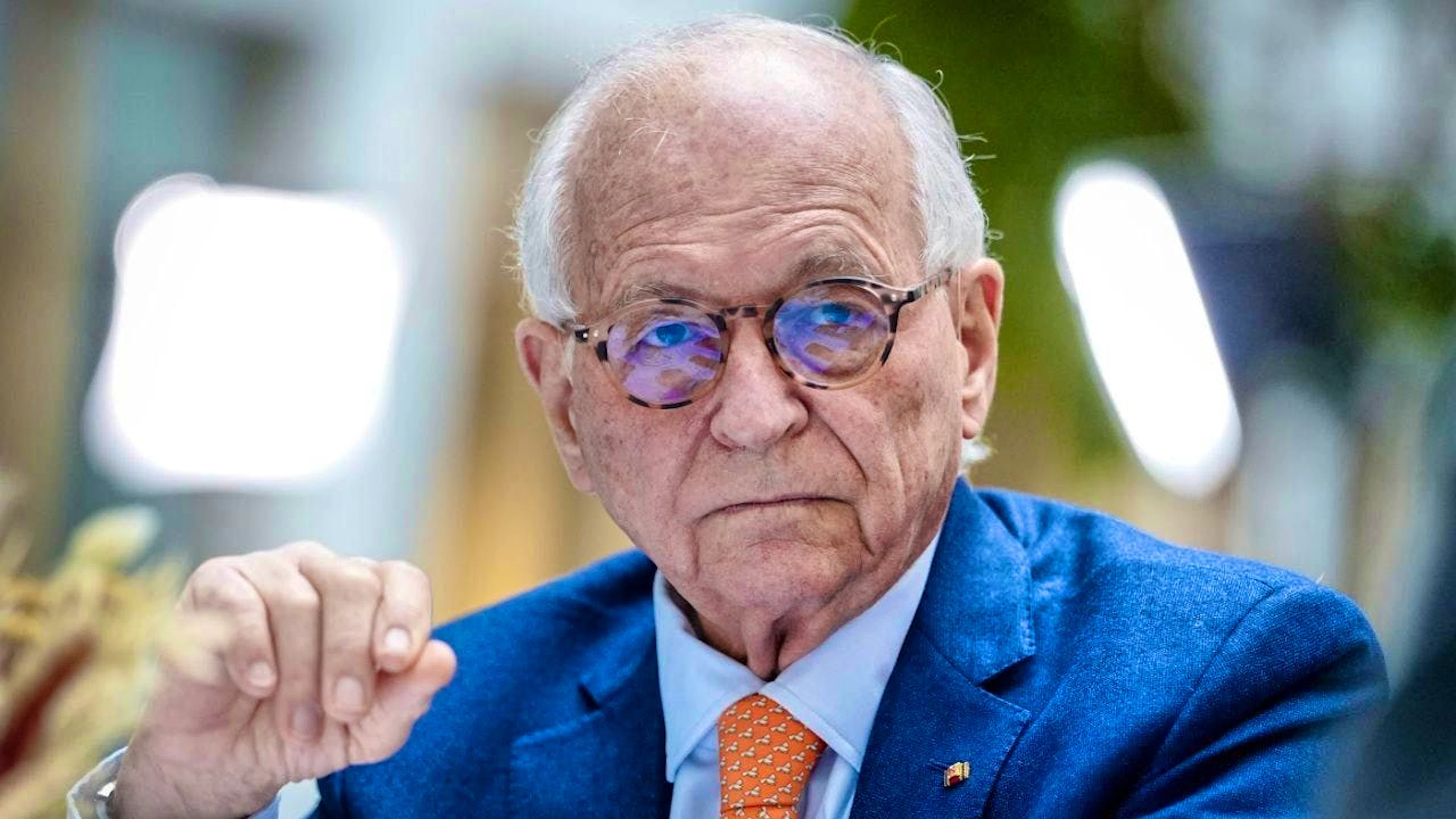 ARCHIVE – Wolfgang Ischinger, head of the Munich Security Conference (MSC), speaks with staff members before the press conference at the Federal Press Conference. Photo: Kay Nietfeld/dpa