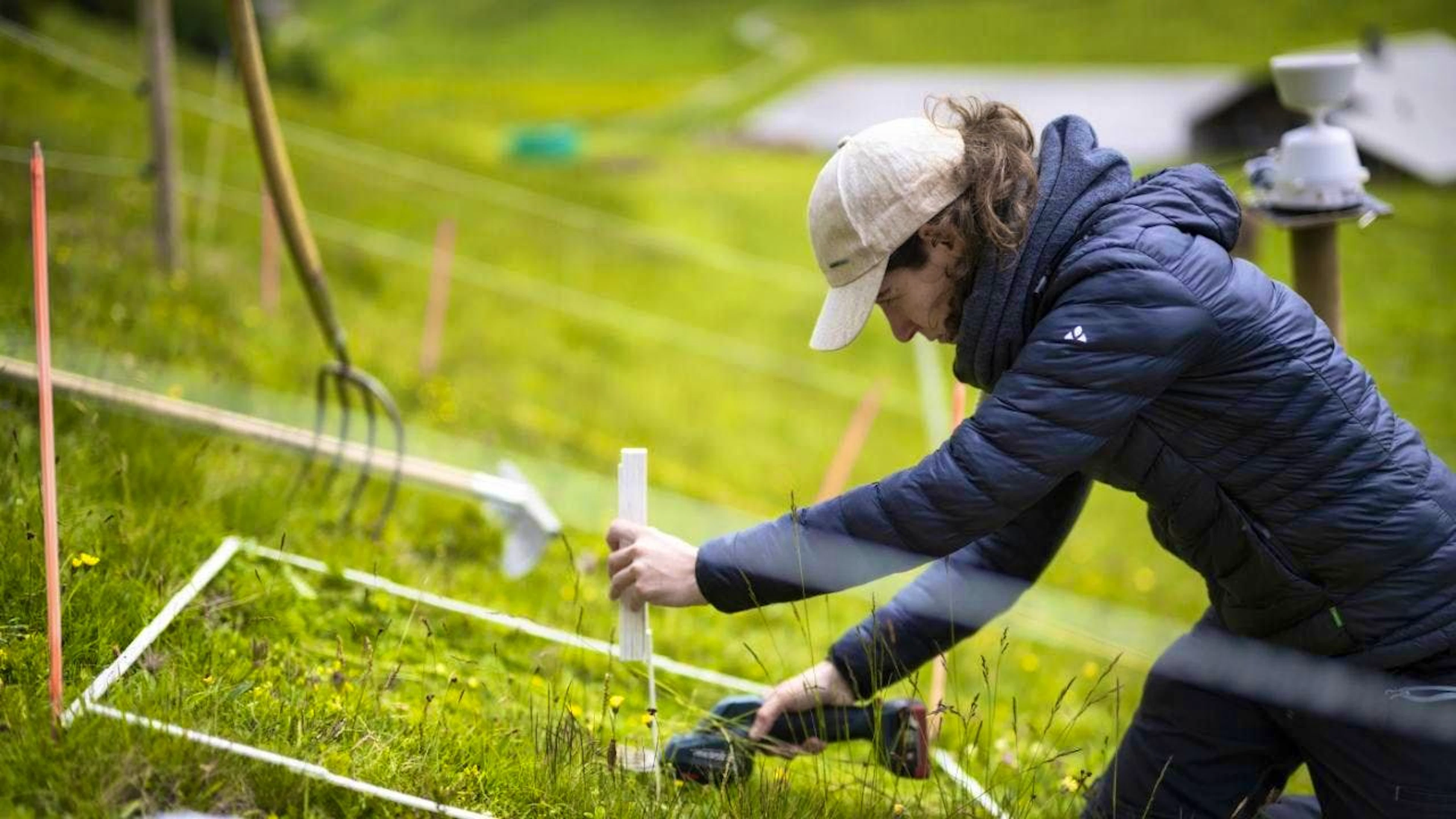 Agroscope, the research institute for the Swiss agriculture and food sector, must cut costs and is therefore eliminating 58 positions. The federal agricultural research center is responding to a deficit of 10 million francs. (Archive)