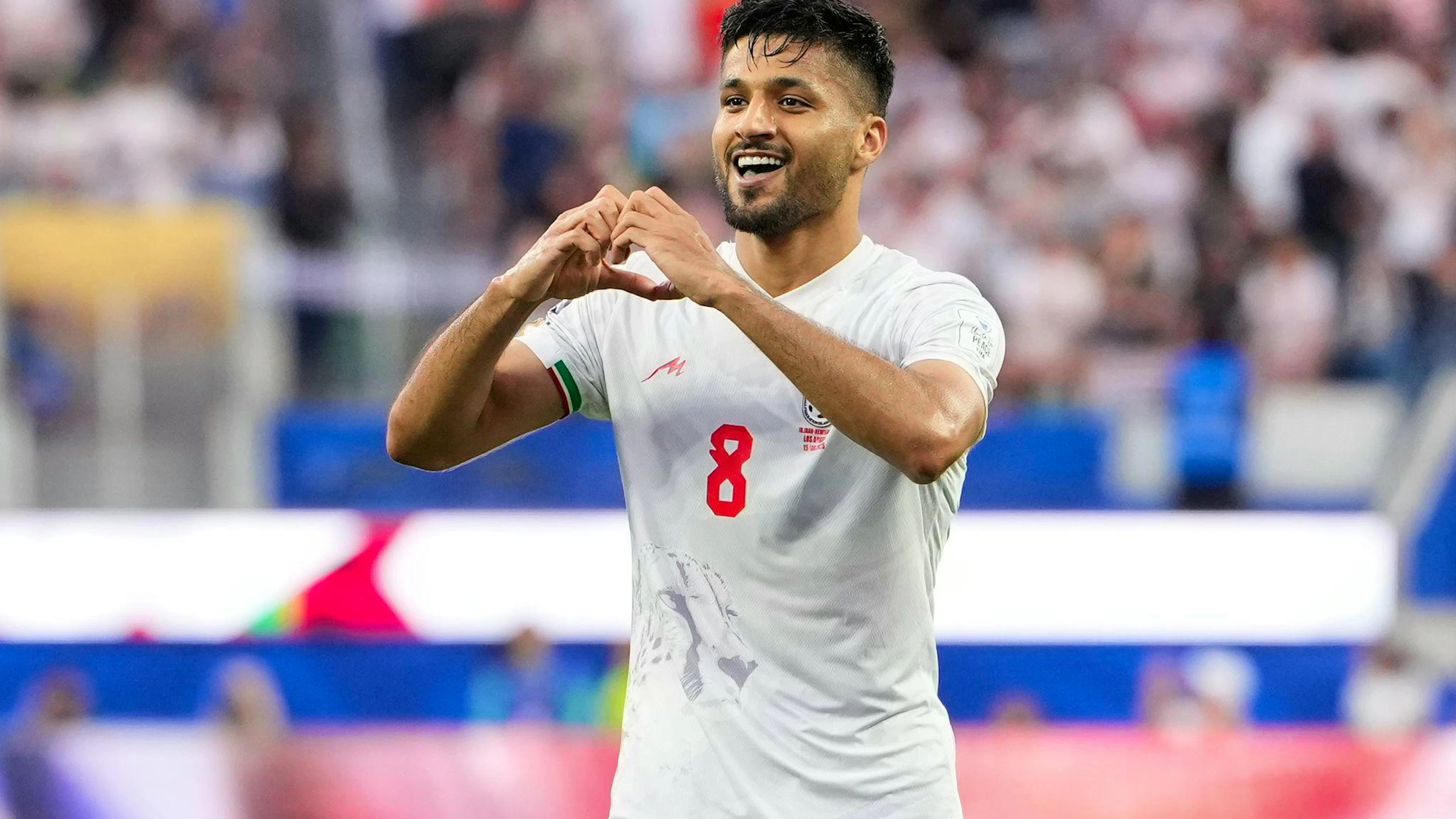 Der Iraner Mohammad Mohebbi jubelt über seinen Treffer.