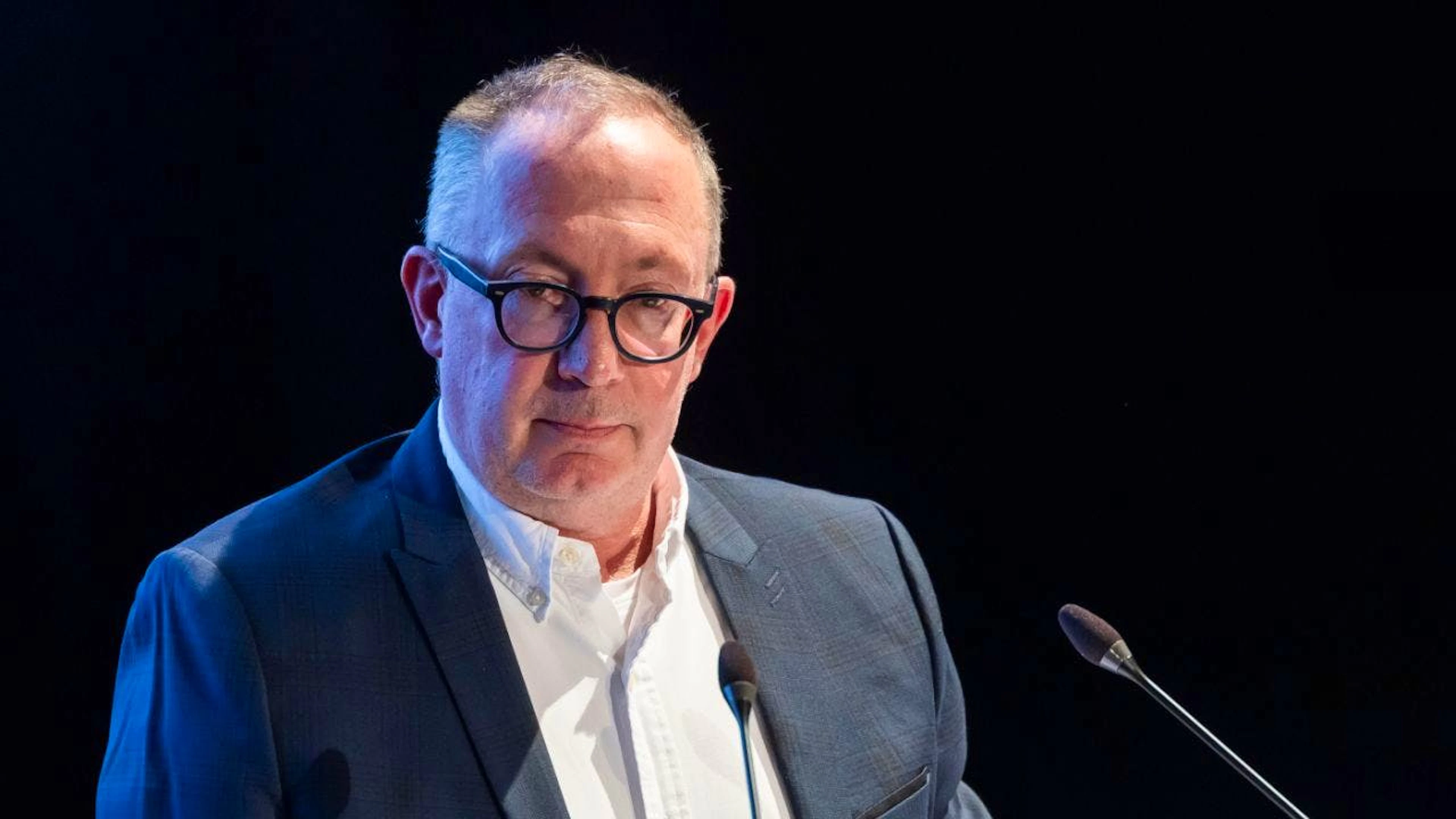 Nicolas Féraud et d'autres membres du conseil communal de Crans-Montana ont pris la parole, mardi soir lors de l'assemblée primaire de la commune.