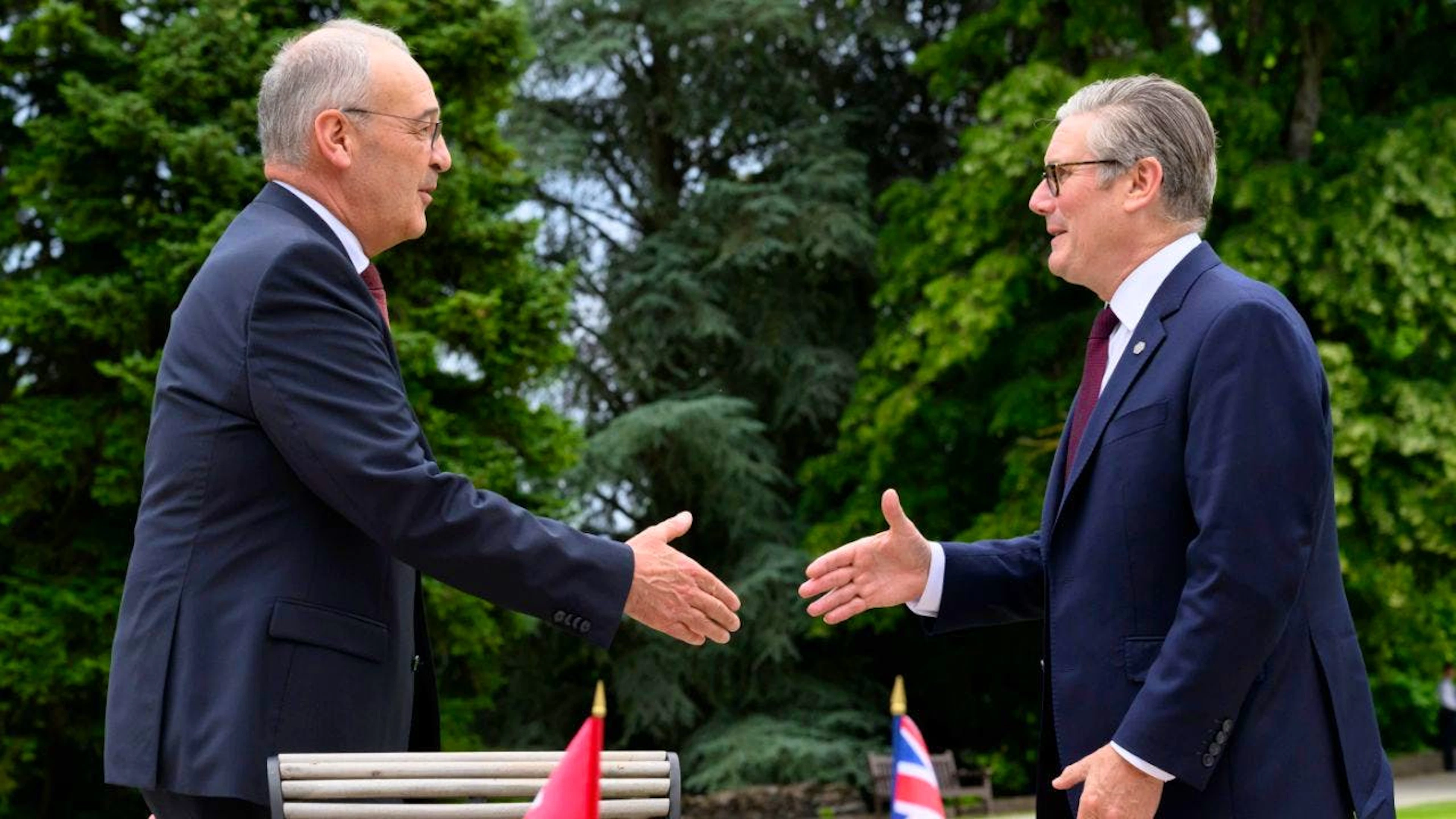 Bundespräsident Guy Parmelin und der britische Premierminister Keir Starmer (rechts) bekunden beide, ein umfassendes Freihandelsabkommen zwischen ihren beiden Ländern anzustreben.