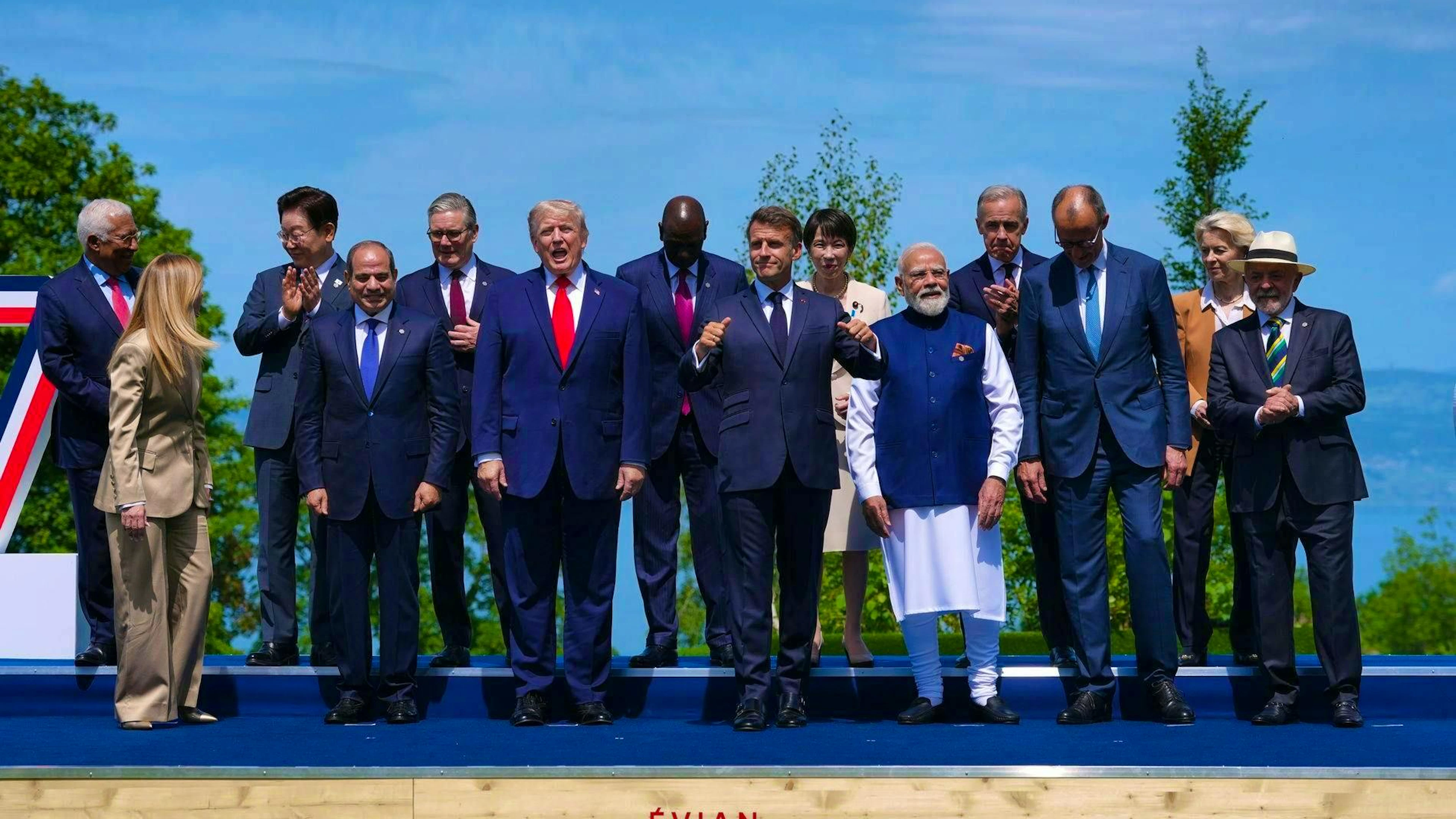 Les dirigeants du G7 posent pour une photo de groupe.