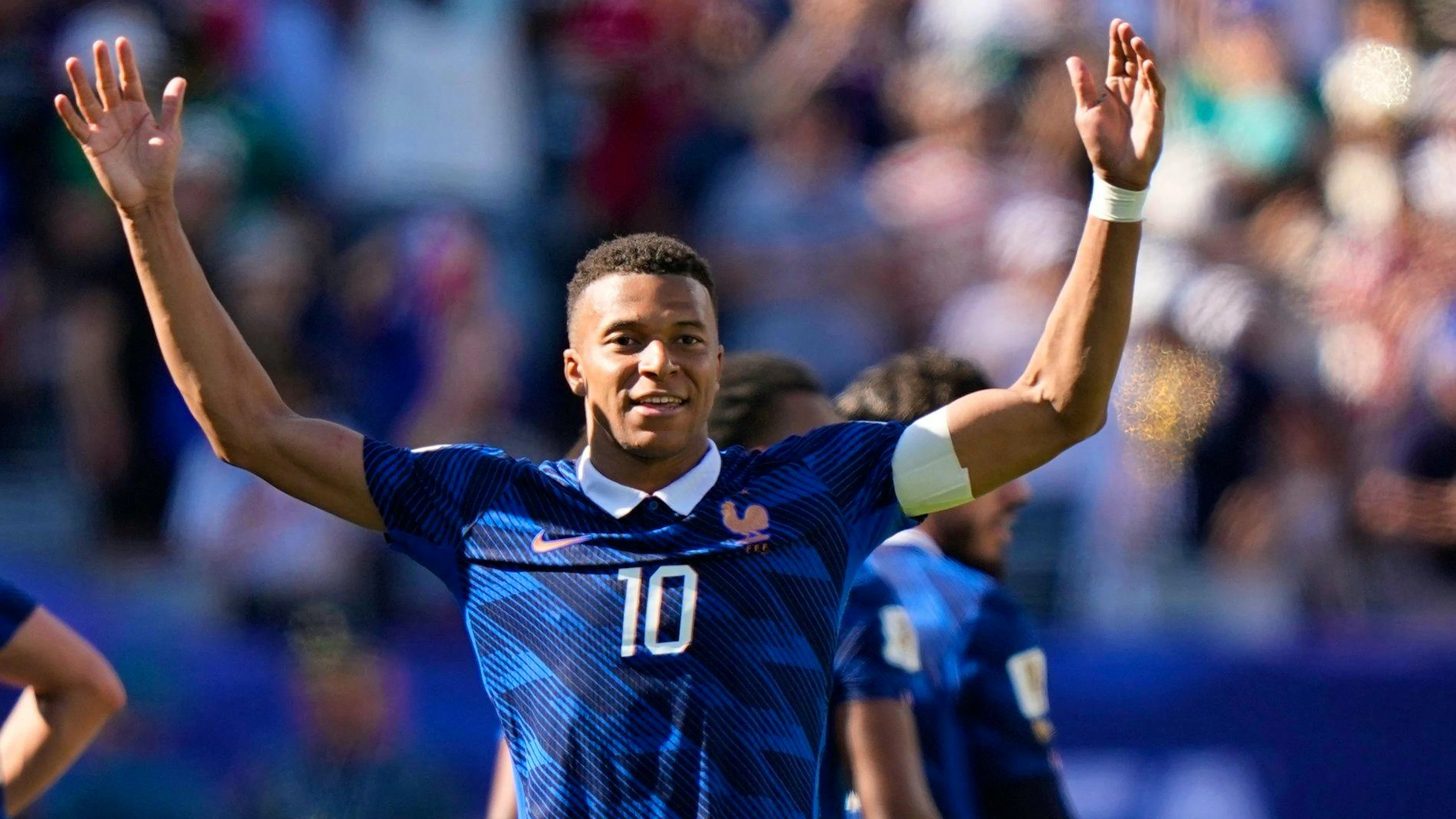Kylian Mbappe inizia il suo Mondiale con una doppietta.