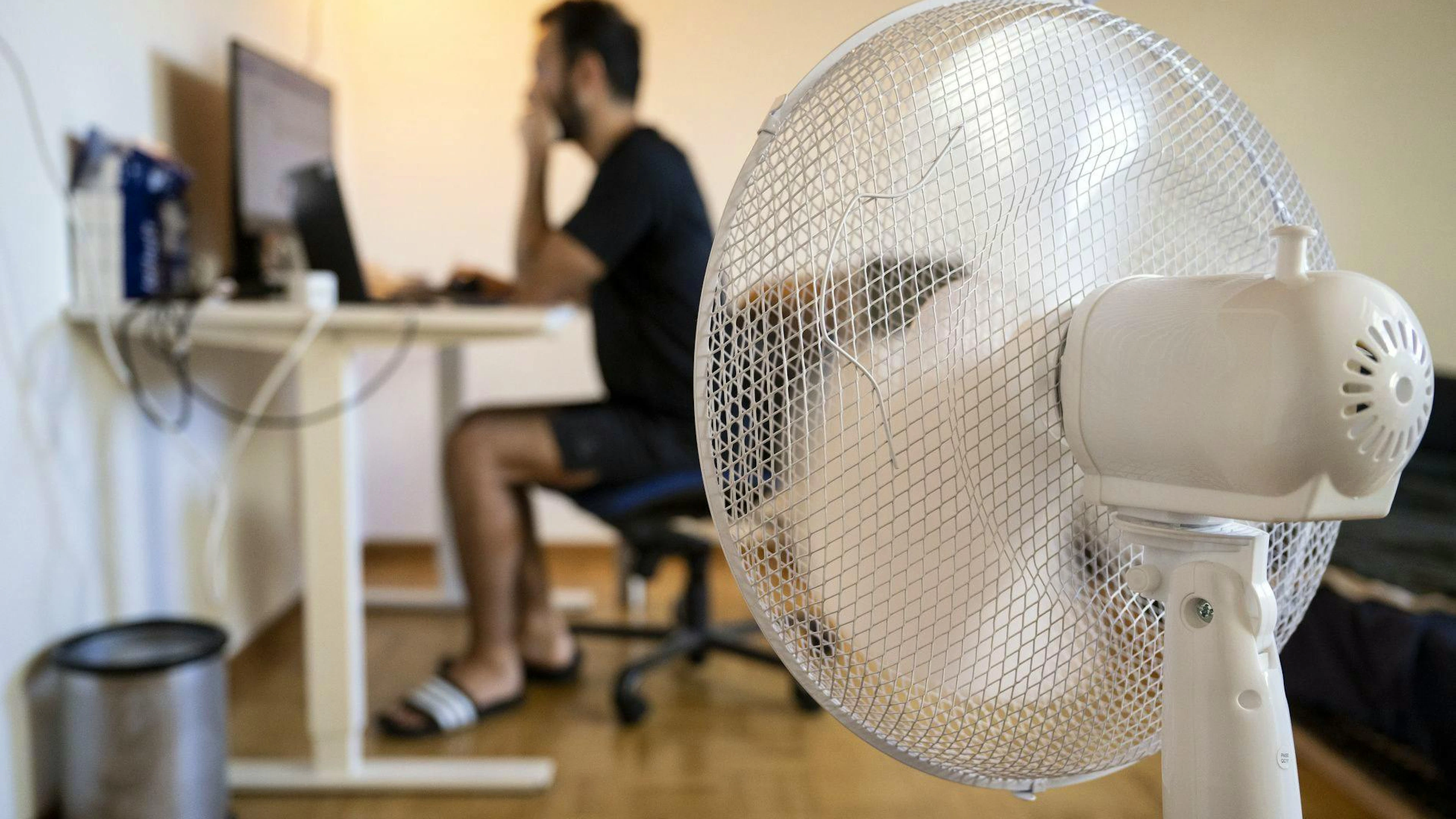 Auch im Büro gibt es Empfehlungen, wie man Arbeitnehmer*innen vor den heissen Temperaturen schützen kann.