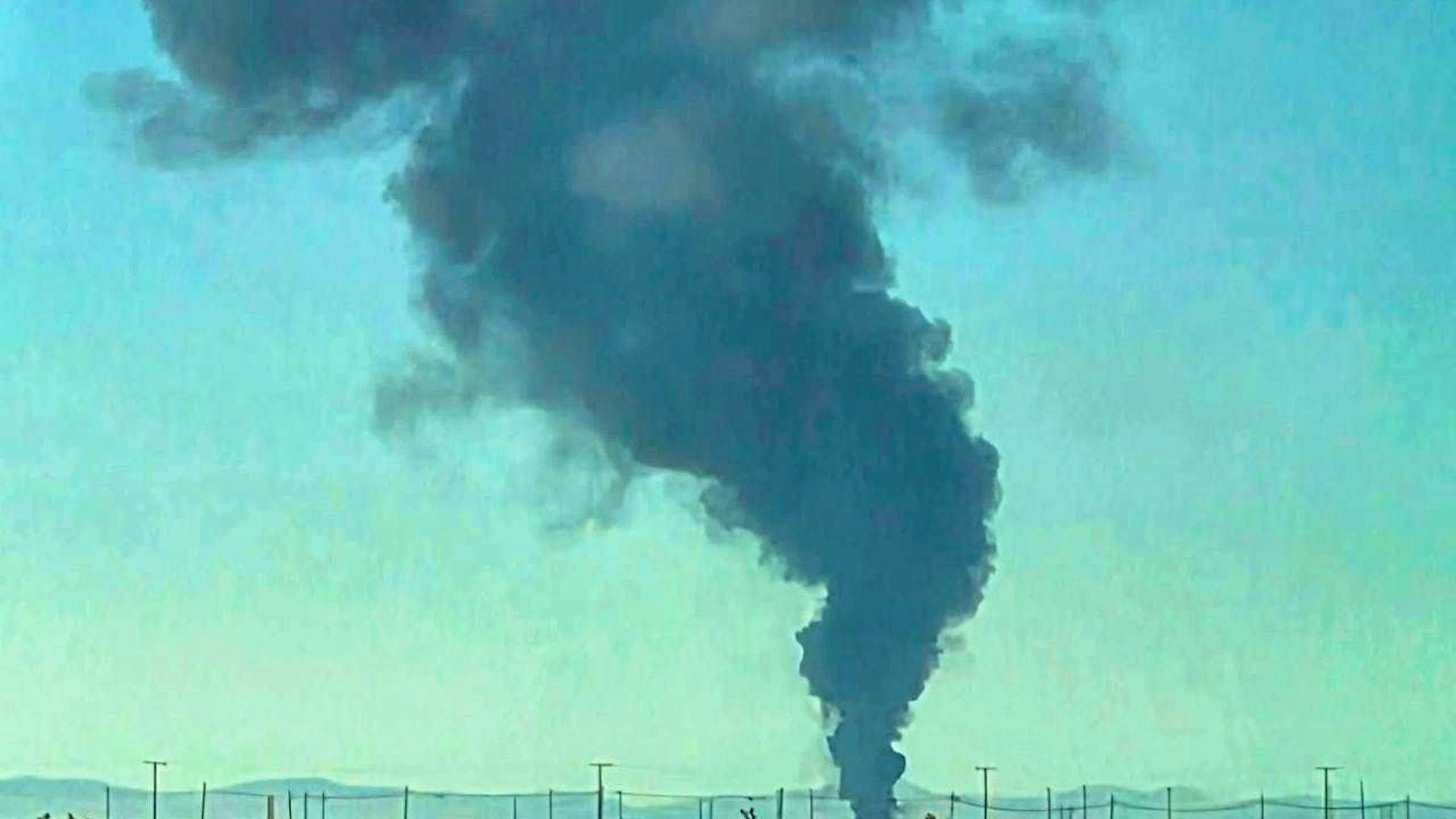 HANDOUT – Plumes of smoke rise from a B-52 bomber that crashed shortly after takeoff at a U.S. Air Force base in Southern California. Photo: Uncredited/Debbie Reyes Katz/AP/dpa – ATTENTION: For editorial use only until June 30, 2026, and only with full attribution of the above credit