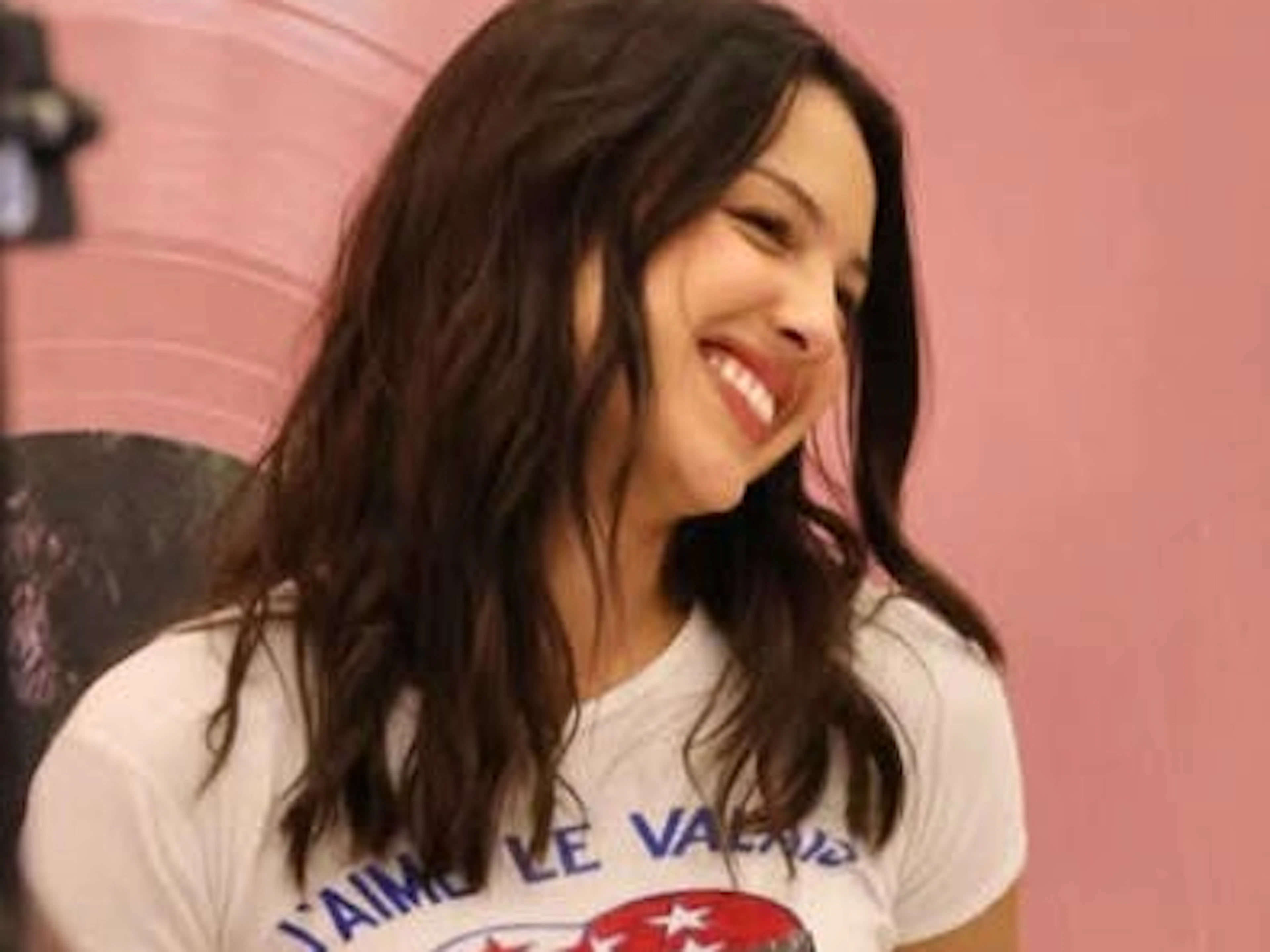 Olivia Rodrigo überrascht mit einem Wallis-Fan-T-Shirt.
