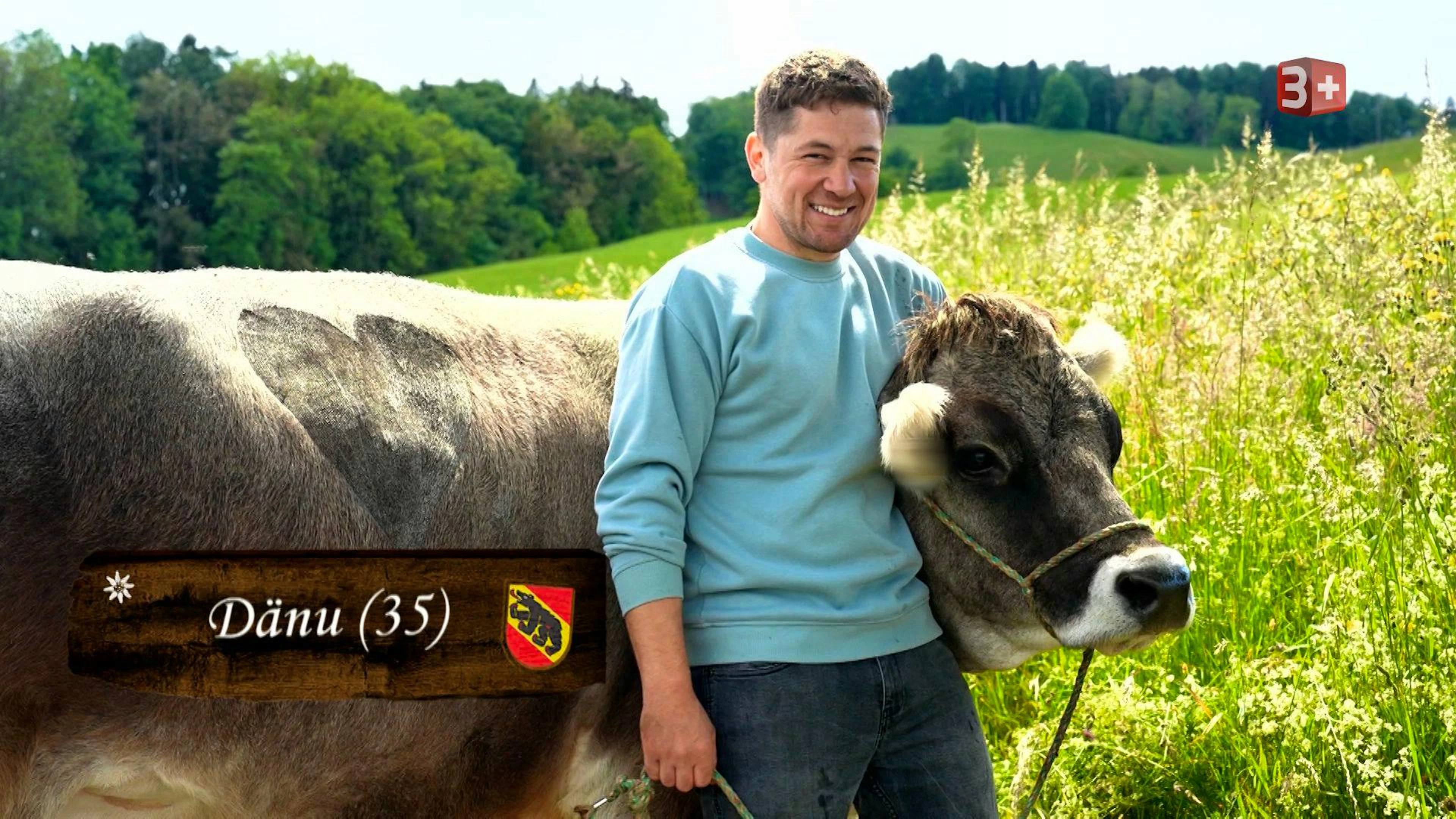 Dänu (35) hat ein grosses Herz für Tiere – besonders für seine Lieblingskuh Olivia, die man an den liebevoll rasierten Herzen an ihren Flanken erkennt. Auf seinem idyllischen Hof mit Weitblick fehlt ihm nur noch die passende Partnerin. Neben der Arbeit als Mechaniker in einem Käsebetrieb begeistert er sich für Autos, Motoren und Sport – und hebt beim Gleitschirmfliegen auch gerne mal ab.