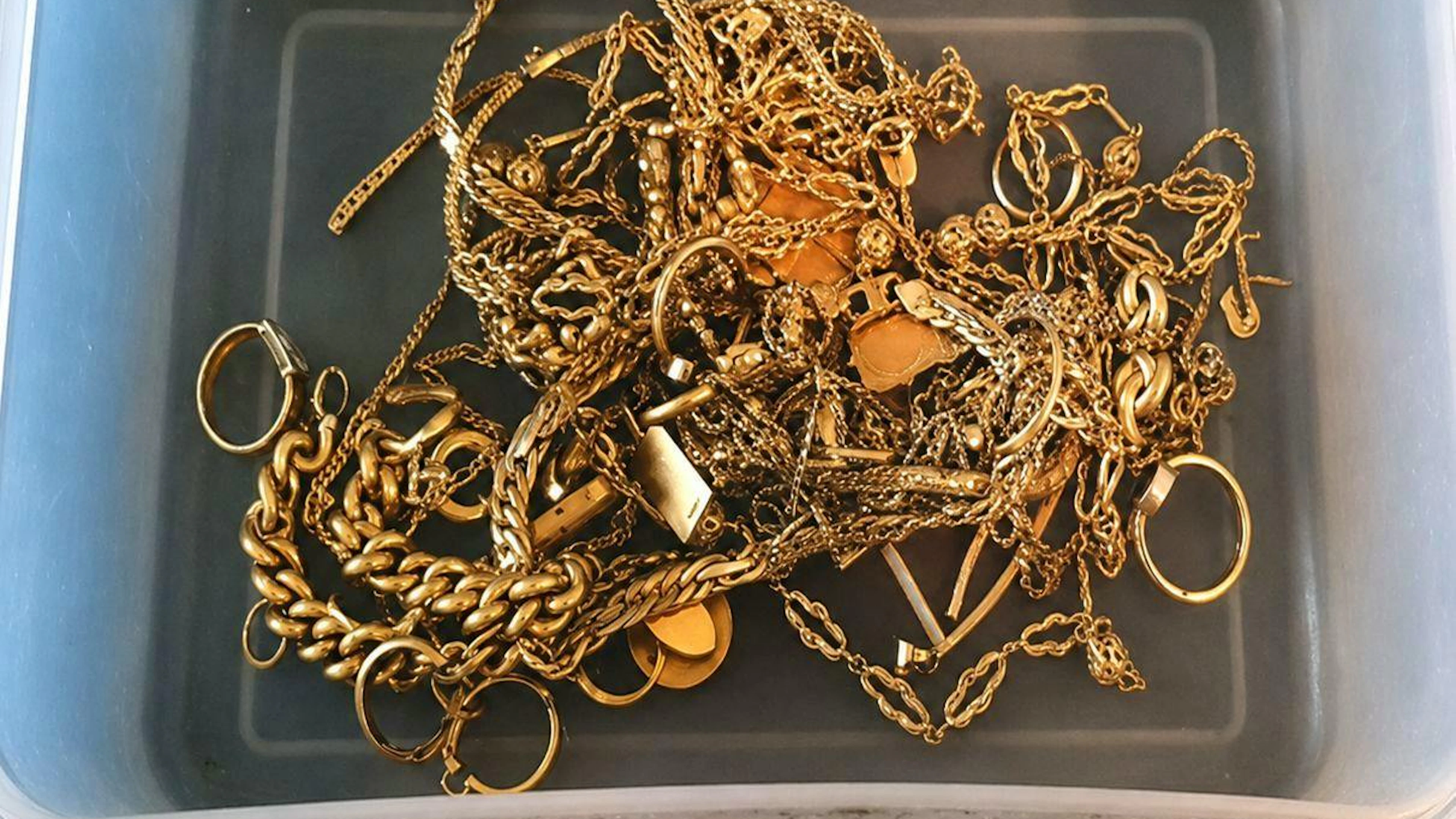 LA vecchia gioielleria veniva fusa in Svizzera.