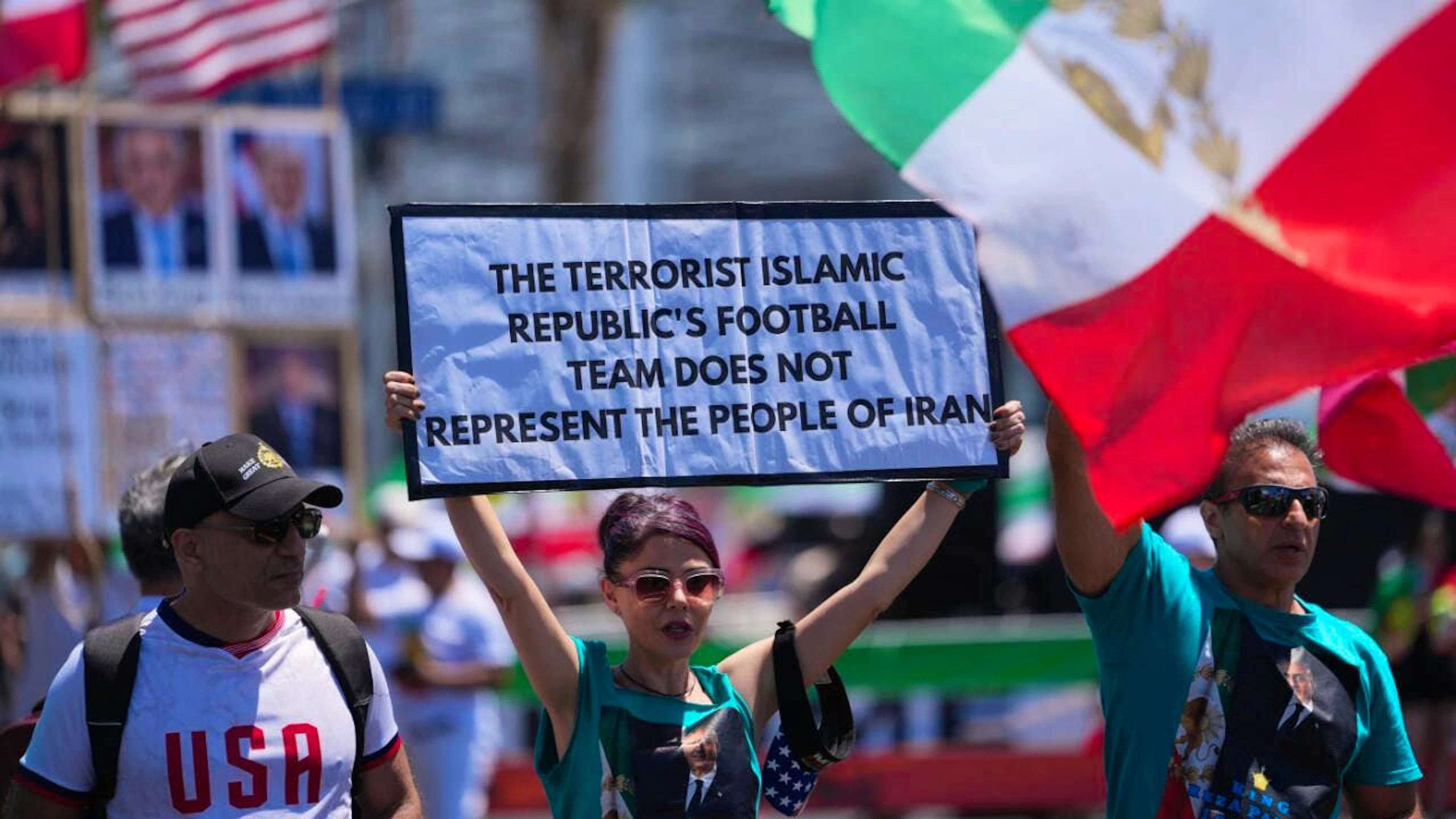 Die WM-Partie des Iran gegen Neuseeland steht unter sehr besonderen Vorzeichen. Das ist schon vor dem Anpfiff zu sehen. Viele Fans drücken eine klare Botschaft aus.