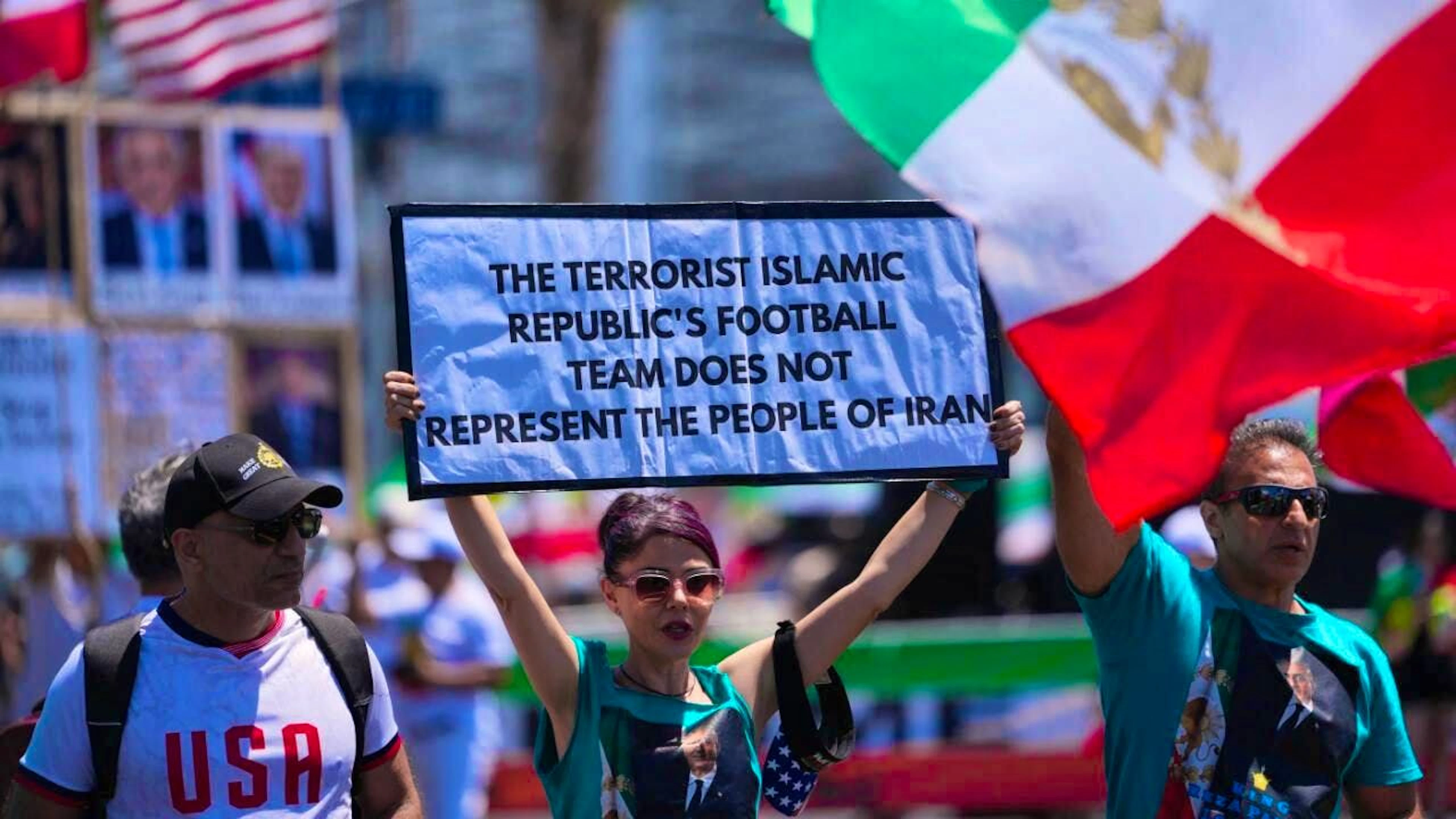 Iran’s World Cup match against New Zealand is taking place under very unusual circumstances. This is evident even before kickoff. Many fans are sending a clear message.