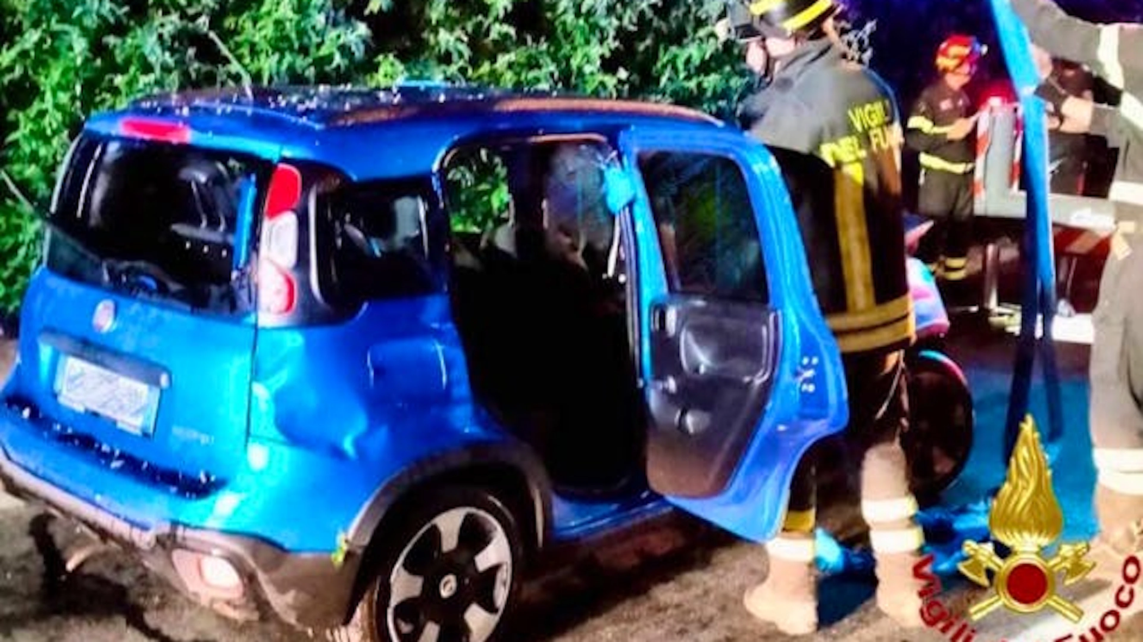 L'auto finita in acqua è un'utilitaria.