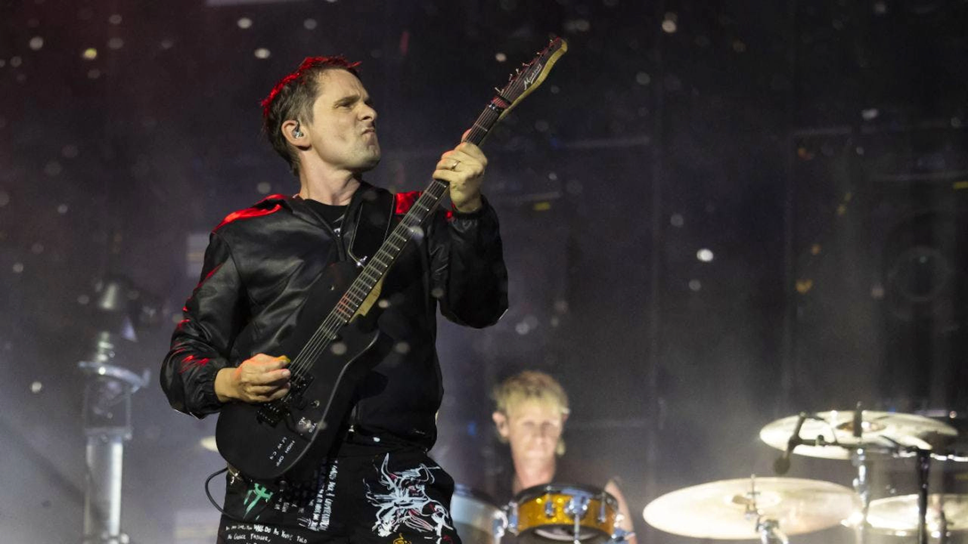 I Muse sono noti per i loro show esplosivi. Qui il cantane e chitarrista Matthew Bellamy in un concerto a Berna il 12 luglio 2023. (immagine d'archivio)