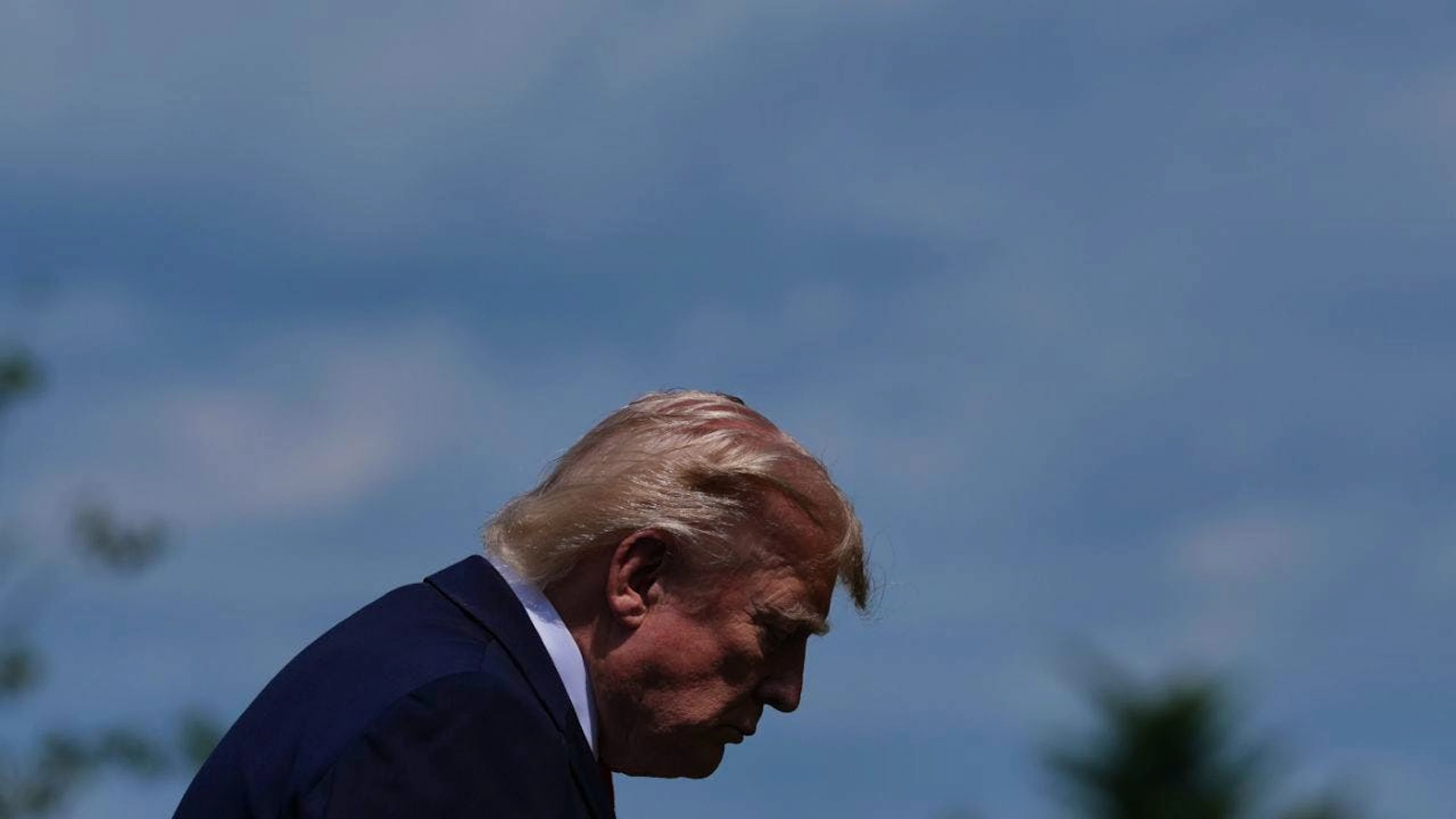 Donald Trump, Präsident der USA, verlässt das Podium nach einem Gruppenfoto der Staats- und Regierungschefs der G7-Staaten und der eingeladenen Länder während des G7-Gipfels. Foto: Thibault Camus/AP/dpa