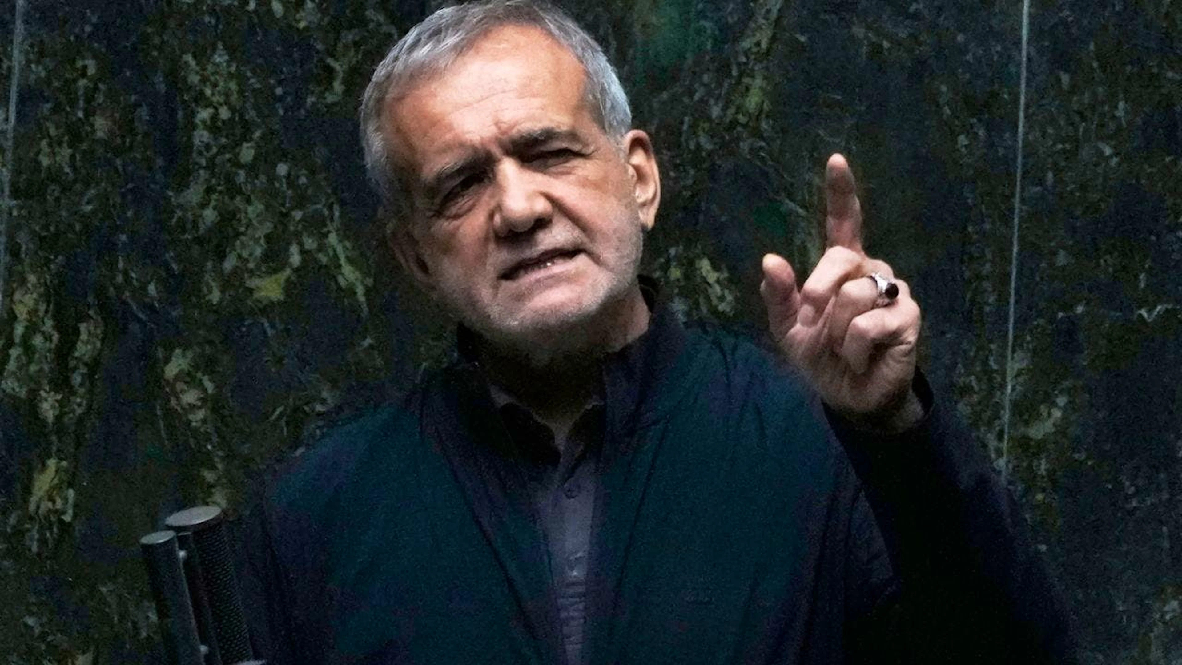 ARCHIV – Der iranische Präsident Massud Peseschkian spricht in einer öffentlichen Sitzung des Parlaments. Peseschkian fordert einen Wandel des Politikstils im Land. Foto: Vahid Salemi/AP/dpa