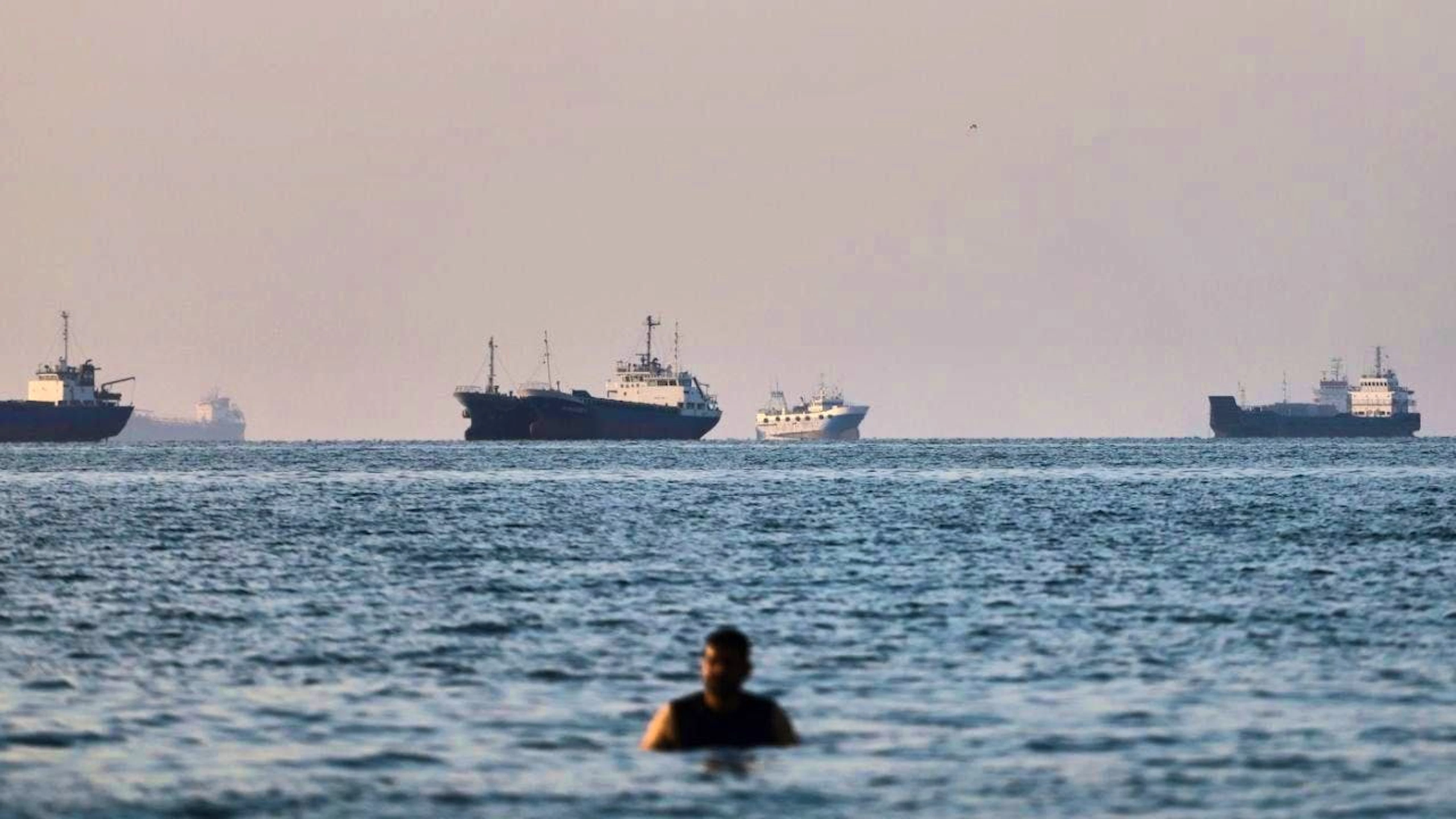 The price of crude oil remains at a lower level, thanks to the peace deal agreed between the U.S. and Iran. The Strait of Hormuz, which is crucial for oil trade, is to be gradually reopened. (File photo)