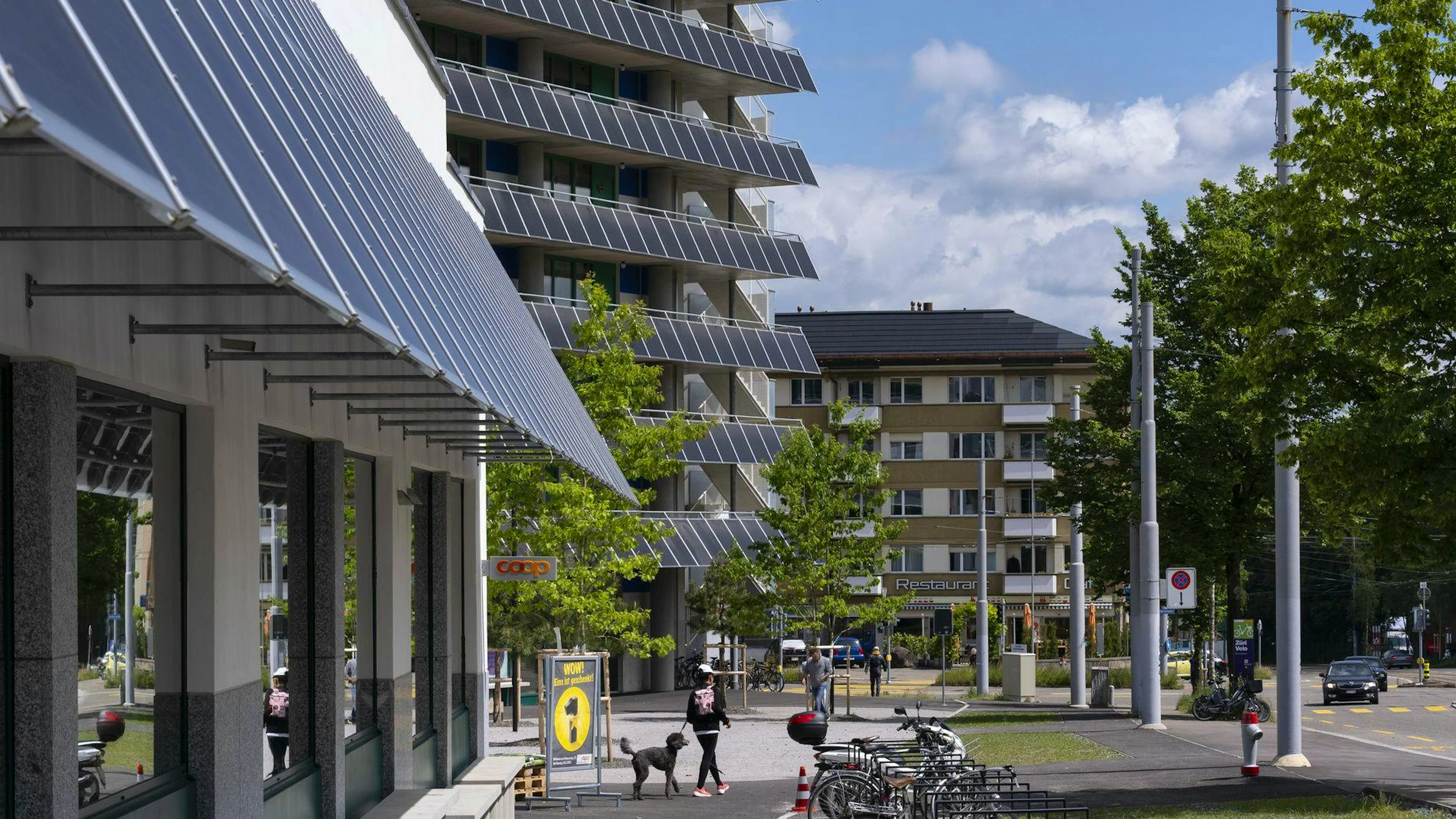 An der Zürcher Hofwiesenstrasse steht bereits ein Gebäude mit Sonnenkollektoren auf der Fassade. Prägen Solaranlagen bald das Bild in der Binz und in Alt-Wiedikon?