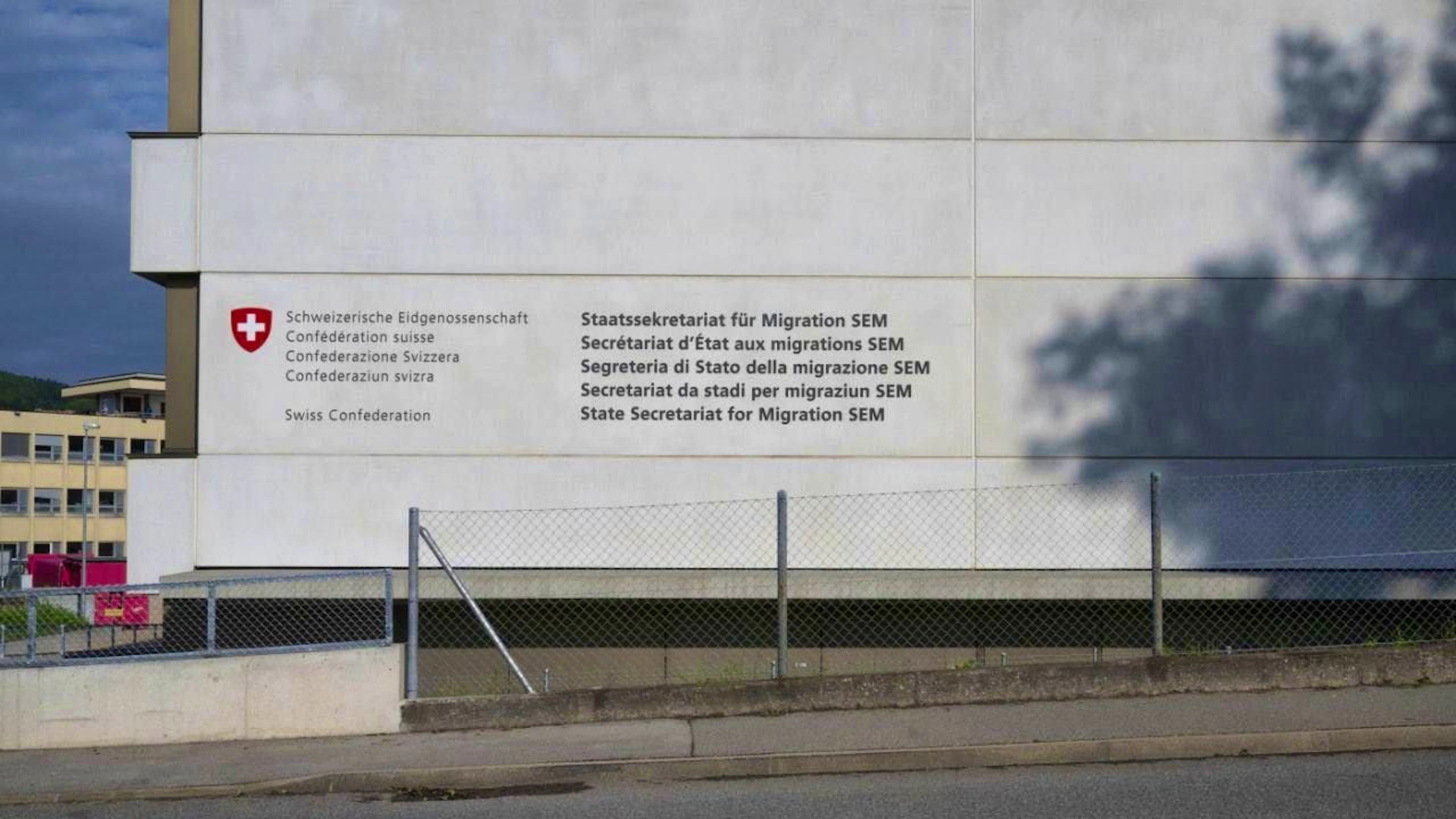 Because fewer asylum applications are being filed, the State Secretariat for Migration (SEM) plans to close six shelters. As a result, capacity at the federal asylum center in Brugg, Aargau, has been reduced from 440 to 250 places. (File photo)
