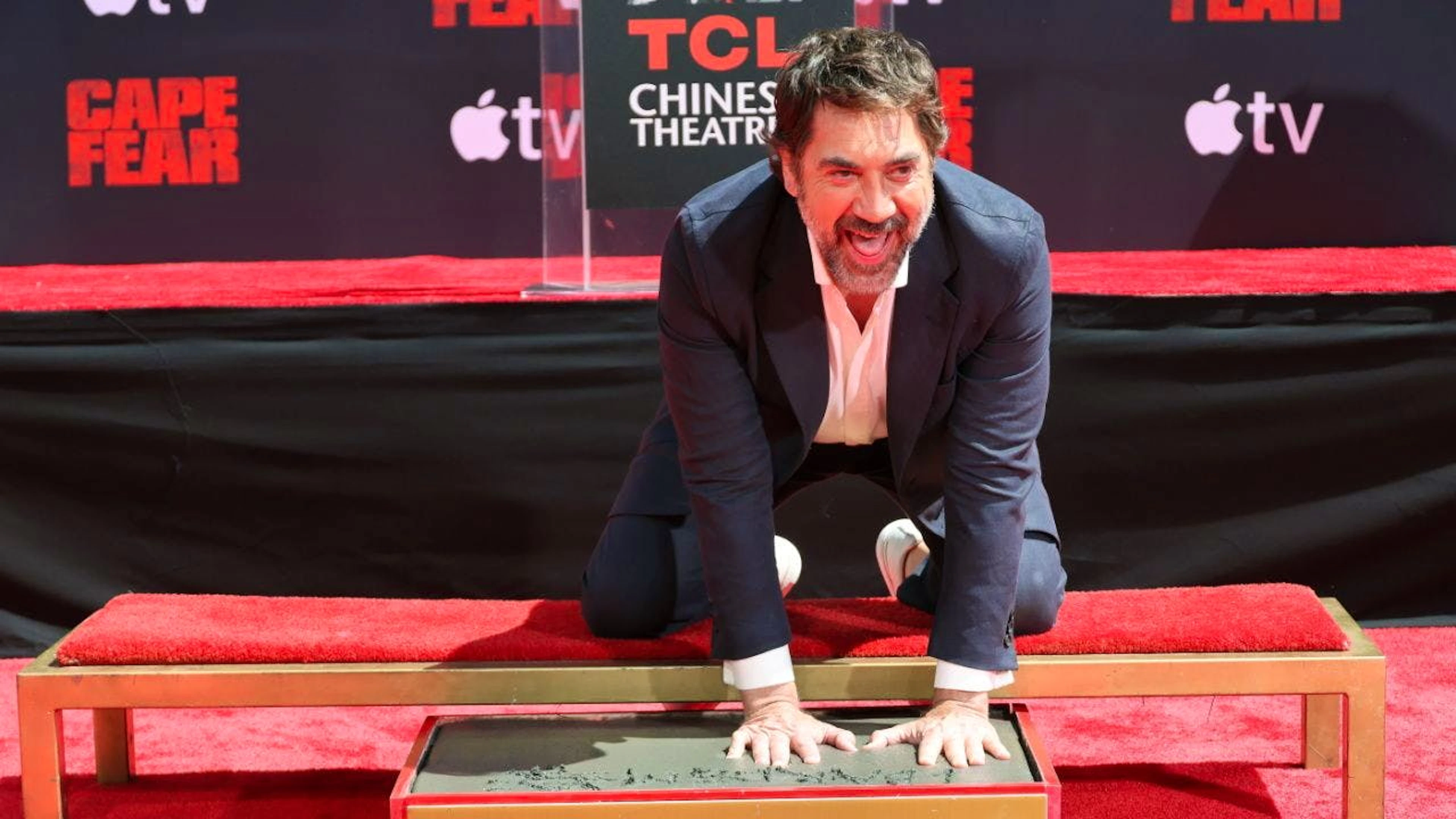 L'acteur Javier Bardem a laissé ses empreintes dans le ciment sur Hollywood Boulevard.