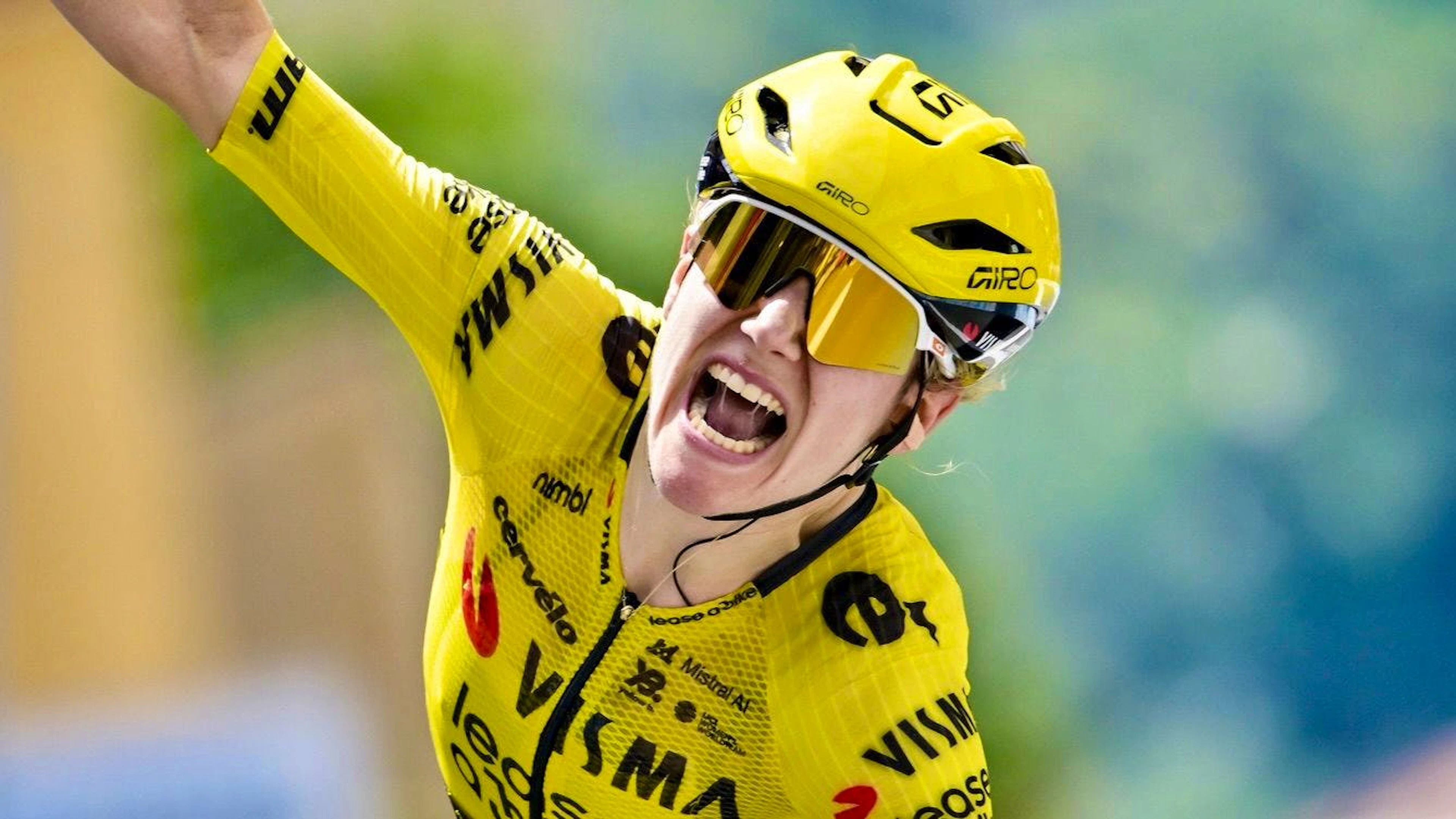 Femke de Vries a remporté la première étape du Tour de Suisse, devançant Lauren Dickinson après une longue échappée.