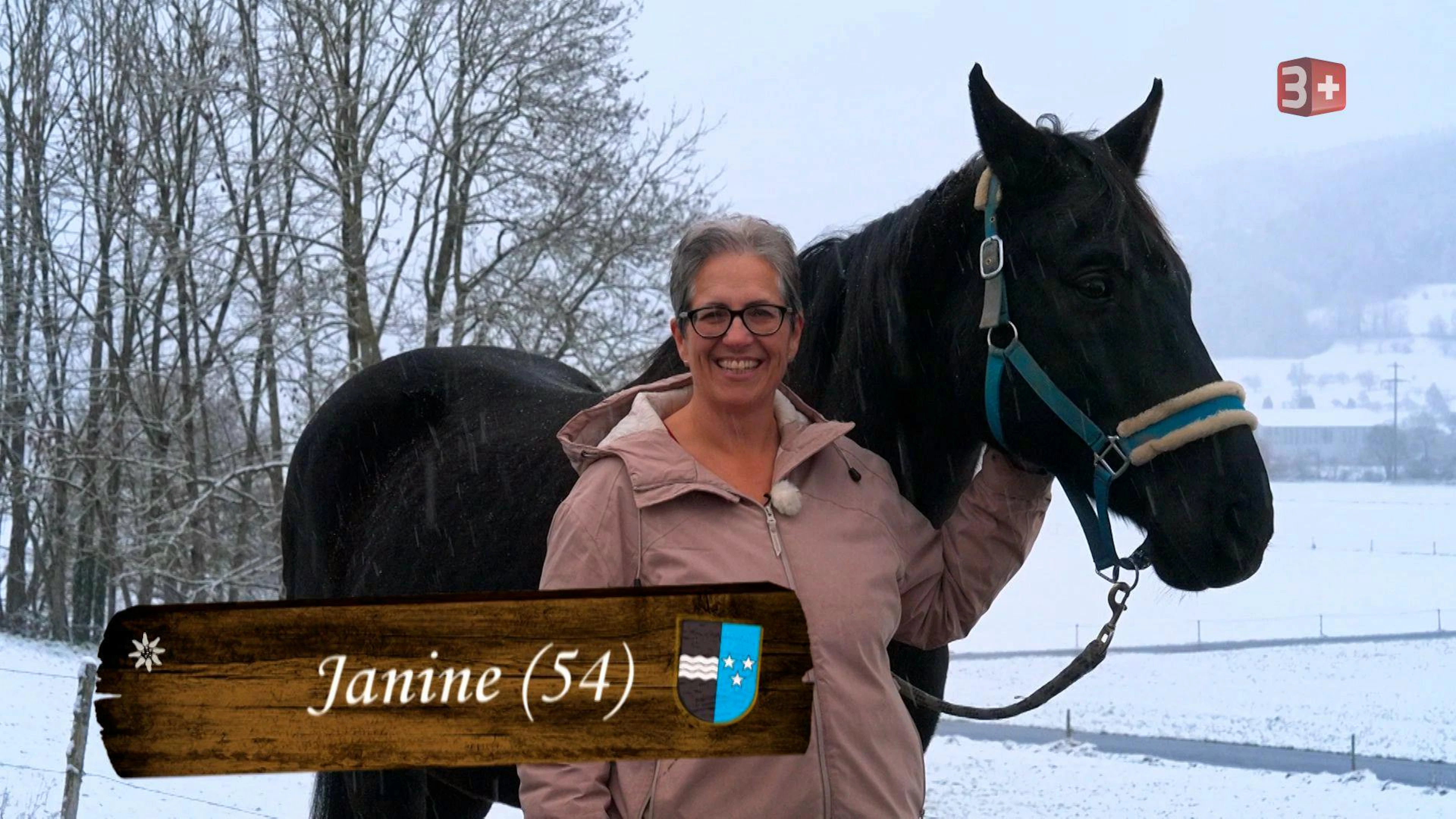 Janine geniesst das Leben auf ihrem Hof und begegnet Menschen mit viel Herzlichkeit, Humor und positiver Ausstrahlung. In ihrer Freizeit liest, gärtnert und wandert sie gerne. Die empathische Hofdame wünscht sich einen gepflegten Mann, der sie so nimmt, wie sie ist
