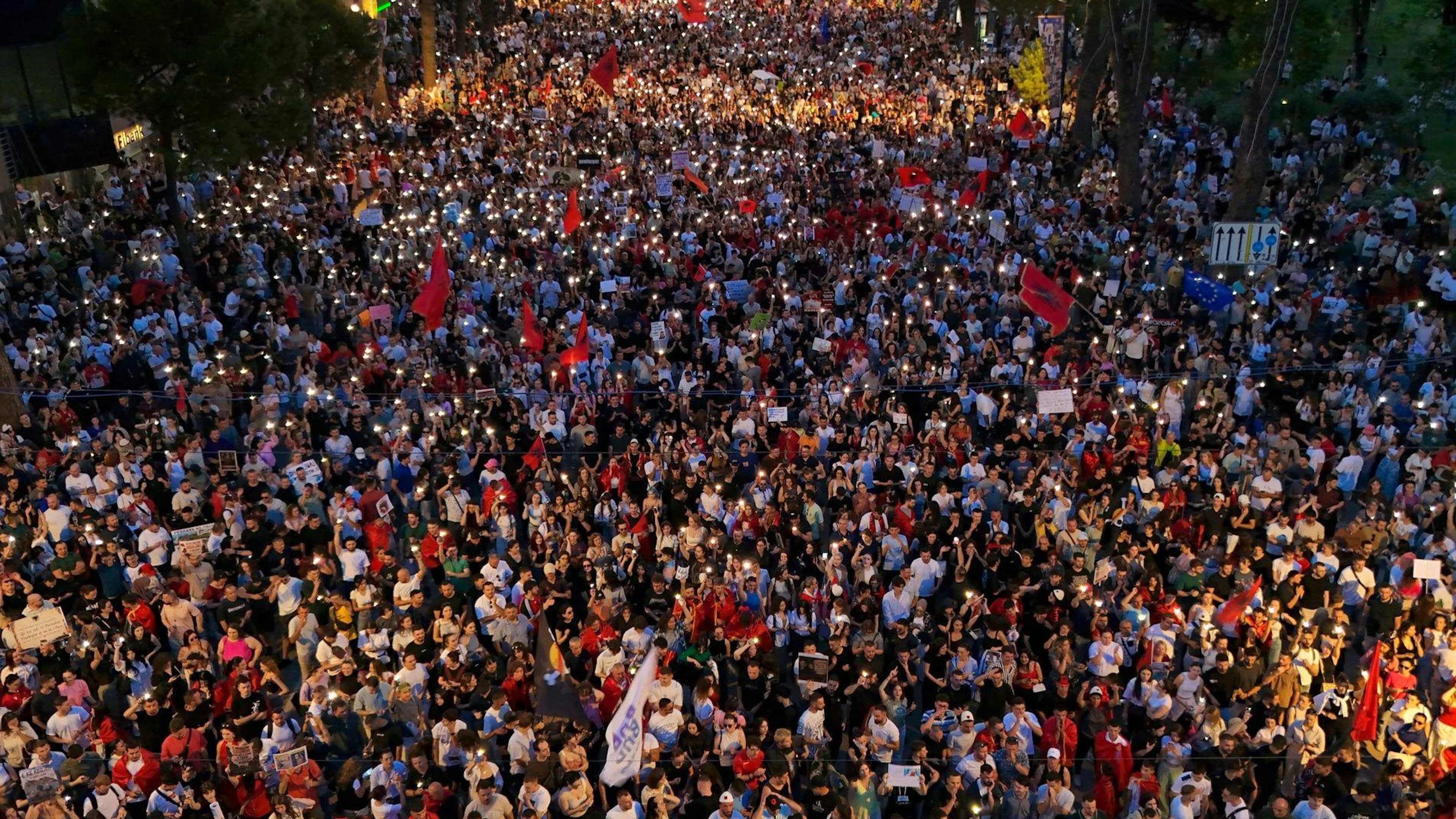 Ein weiterer Protest in Tirana gegen die Baupläne des Trump-Clans am 9. Juni 2026.