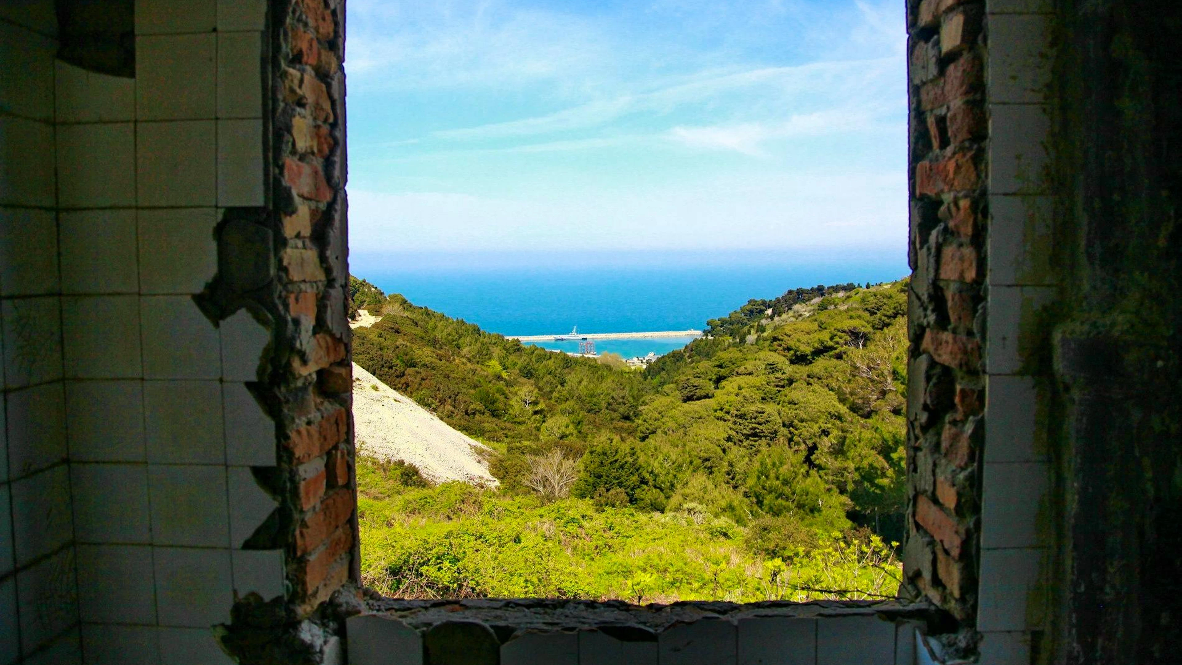 Blick auf den Hafen von Sazan durch das Fenster einer Ruine. (Archivbild)&nbsp;