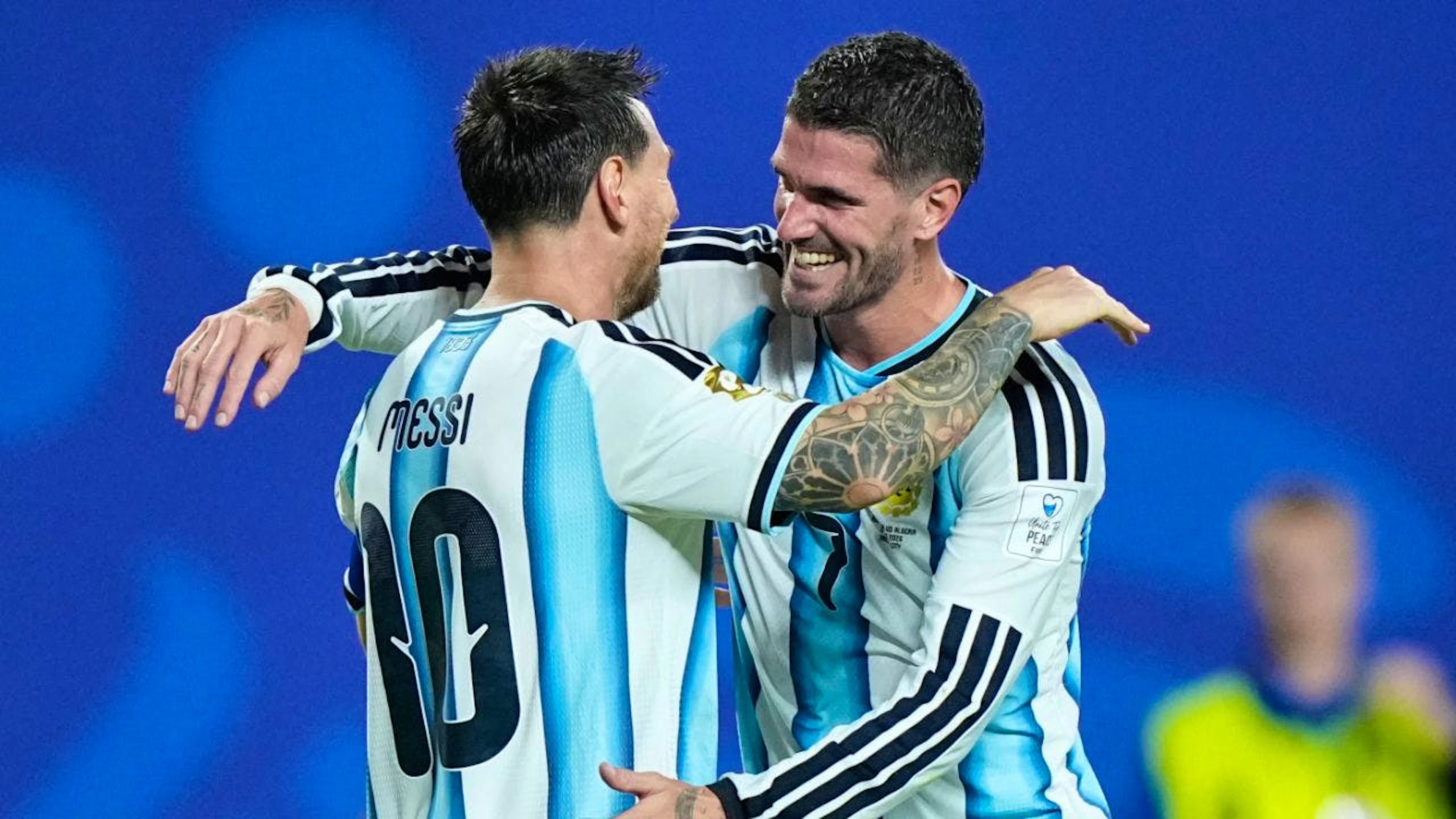 Einmal mehr überragend: Teamkollege Rodrigo de Paul gratuliert Lionel Messi zum Hattrick gegen Algerien