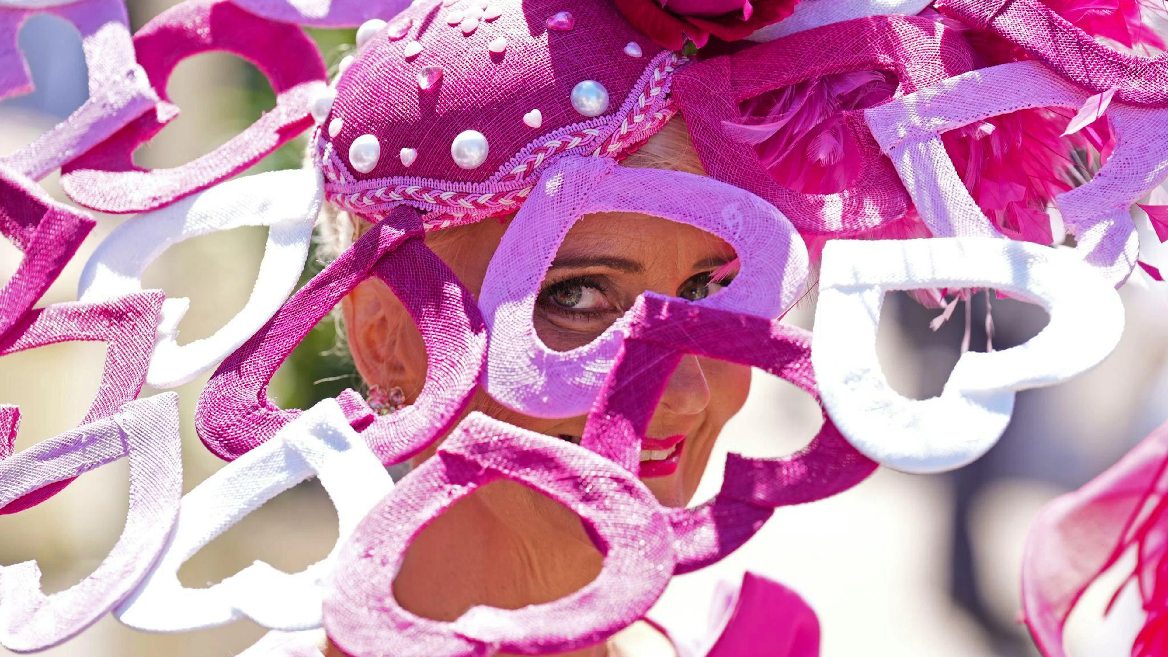 Hutparade: Jahr für Jahr sind in Ascot extravagante Kreationen auf den Köpfen der Besucherinnen zu sehen.