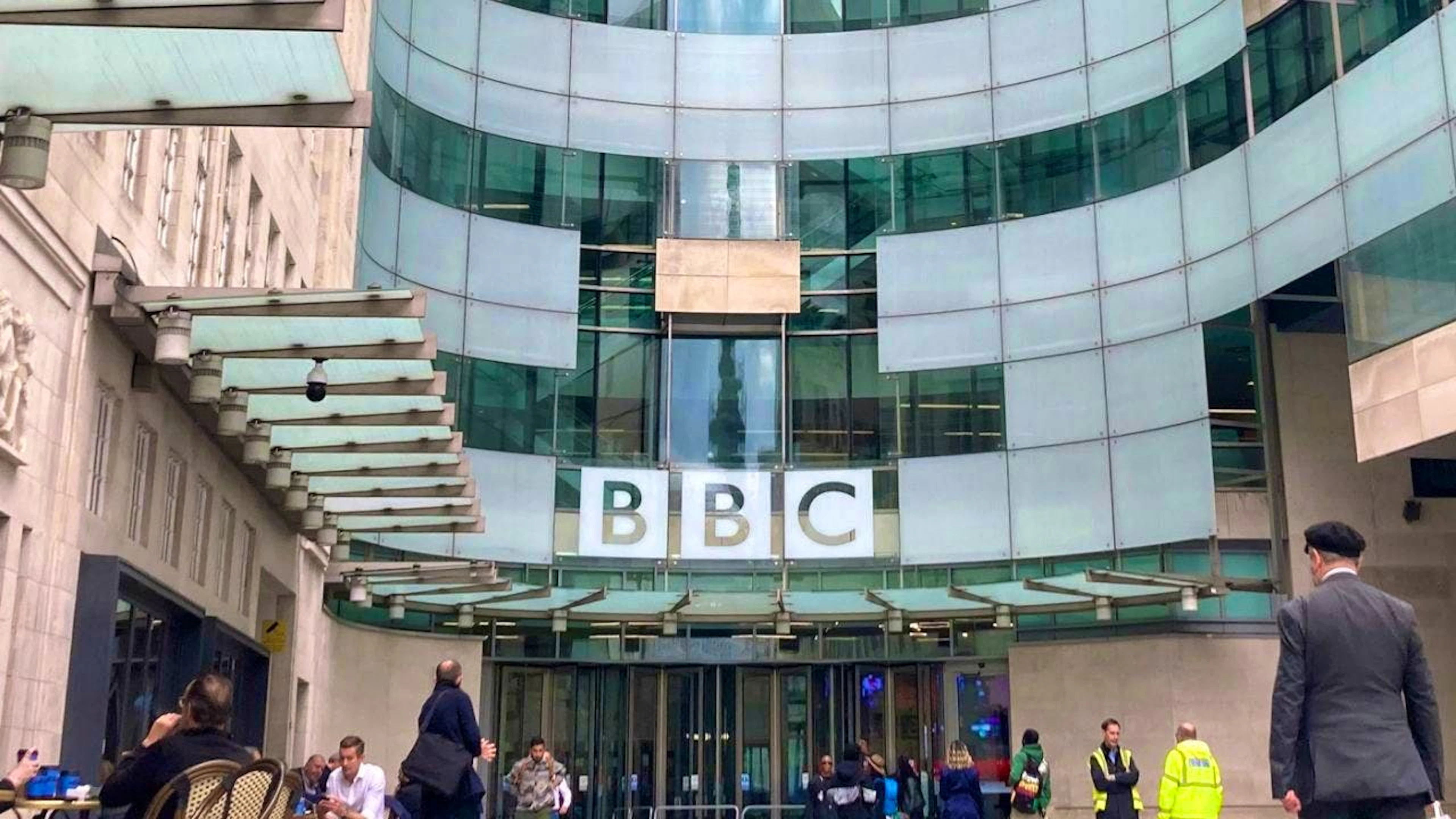 ARCHIVE – The broadcaster’s logo is displayed at the entrance to the British Broadcasting Corporation (BBC). Photo: Christoph Meyer/dpa