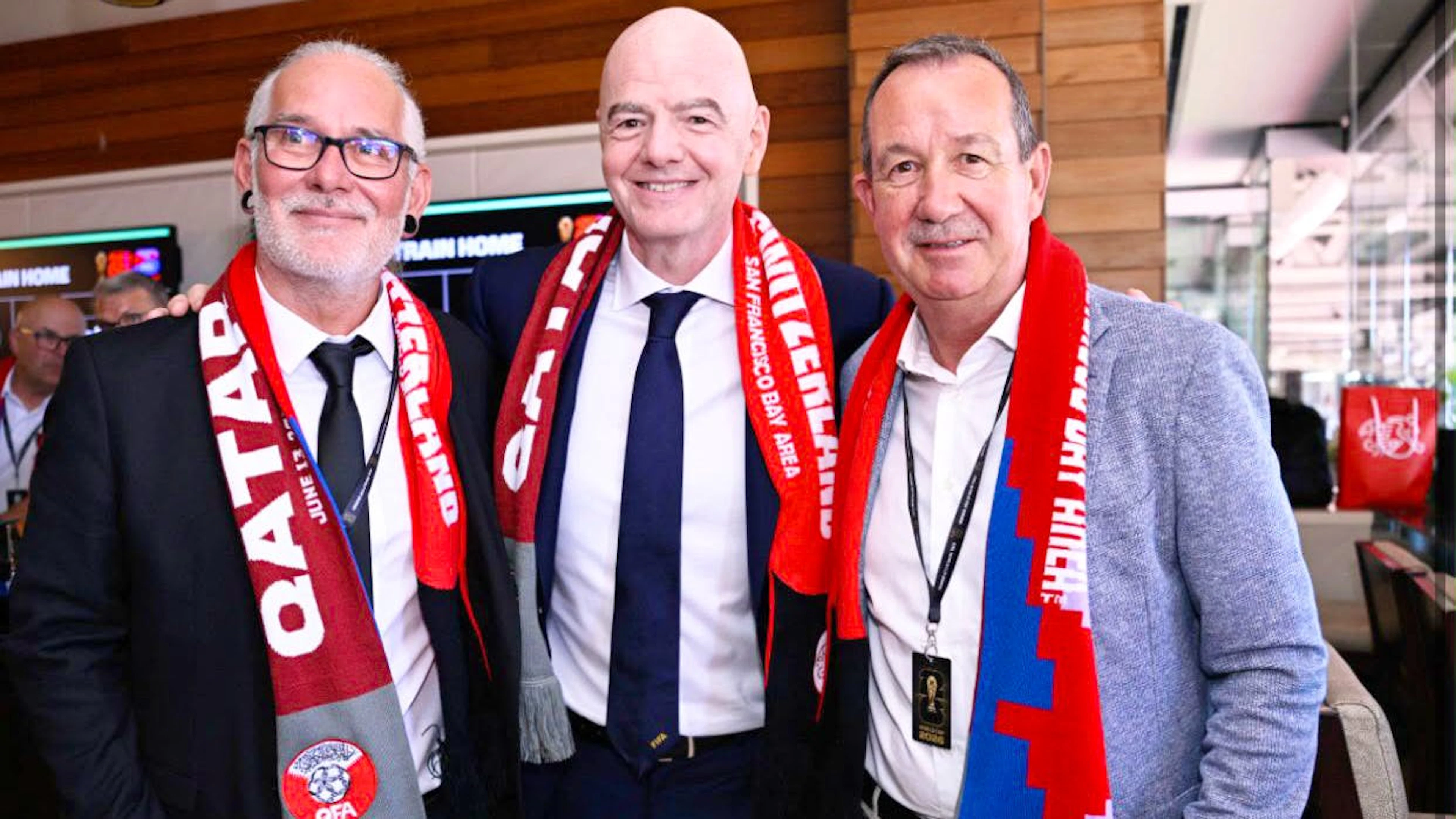 Yvan Quentin (à gauche), Gianni Infantino et Georges Bregy ont assisté au duel entre la Suisse et le Qatar.