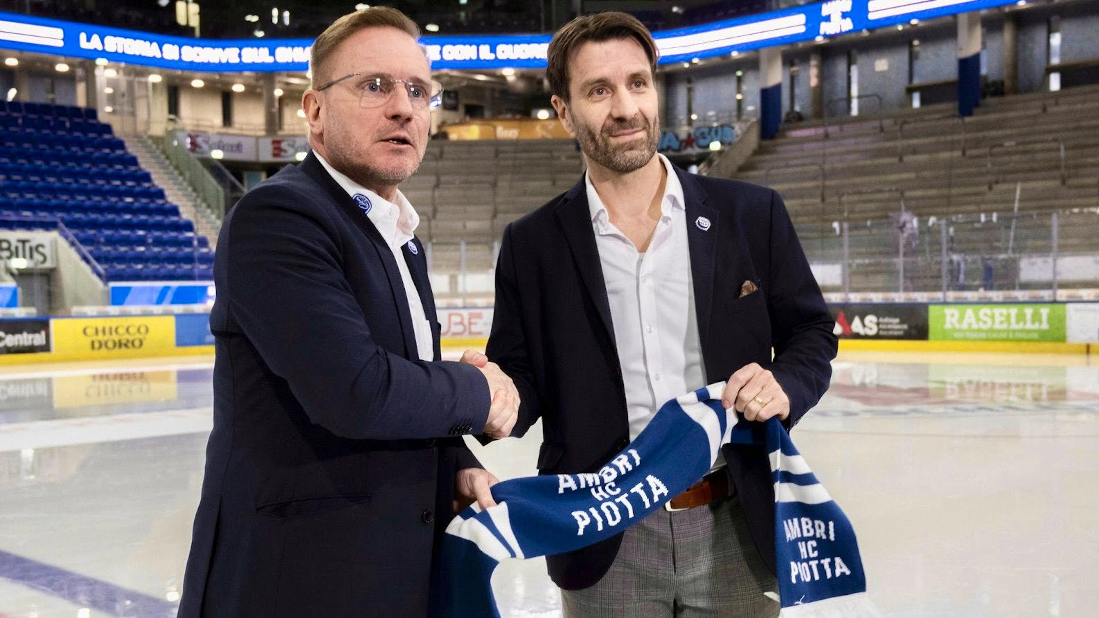 Andreas Fischer (à gauche) quitte Ambri-Piotta après une saison marquée par des crises sportives et organisationnelles.