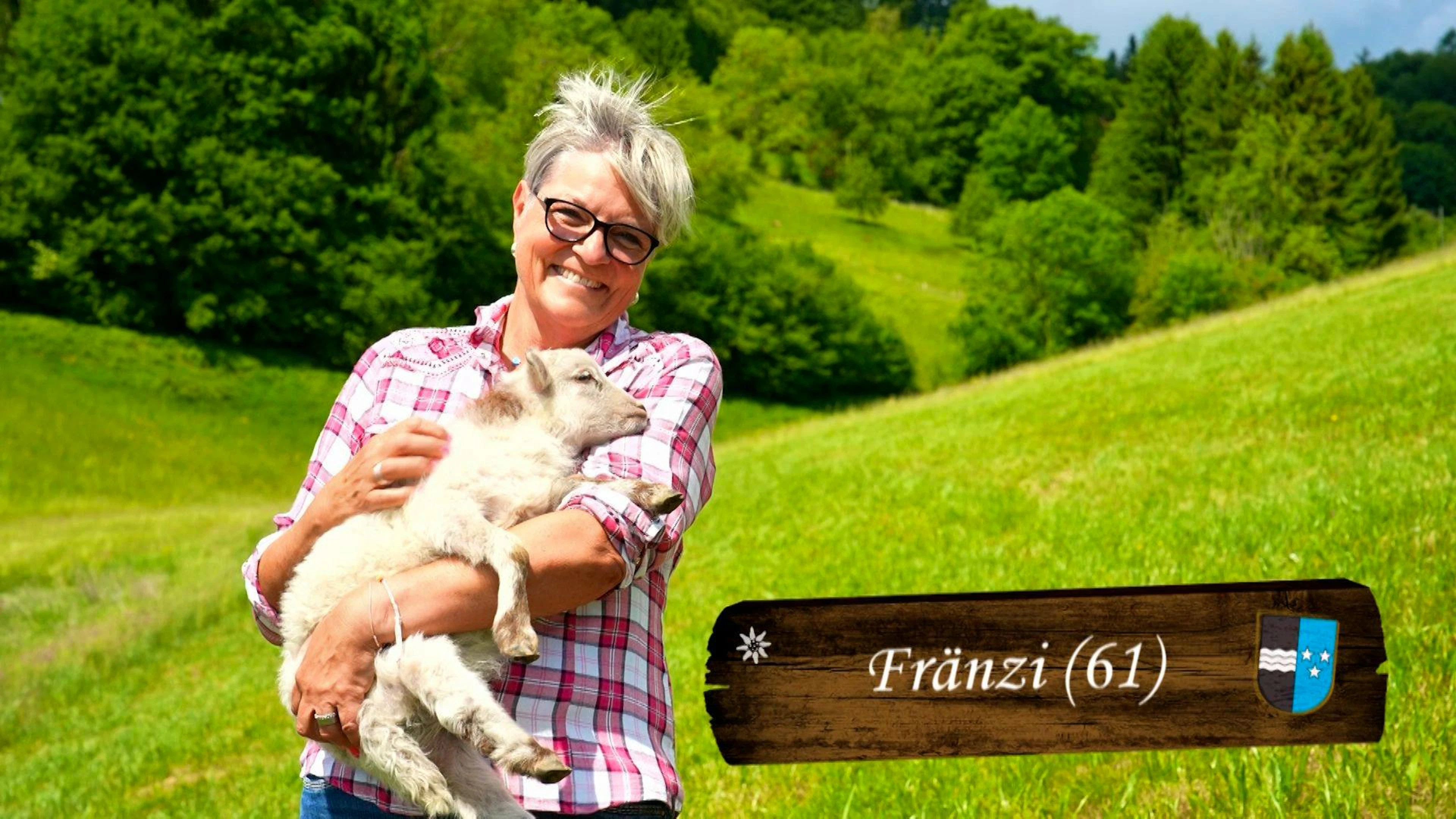 Ponys, Pferde, Schafe, Ziegen, Hunde, Katzen – und überall ein Hauch von Pink: Fränzis Hof im Aargau spiegelt ihre bunte Persönlichkeit wider. Die ehemalige Café- und Nagelstudio-Besitzerin widmet sich heute ganz ihren Tieren, den Reitstunden und dem Leben auf dem Hof.