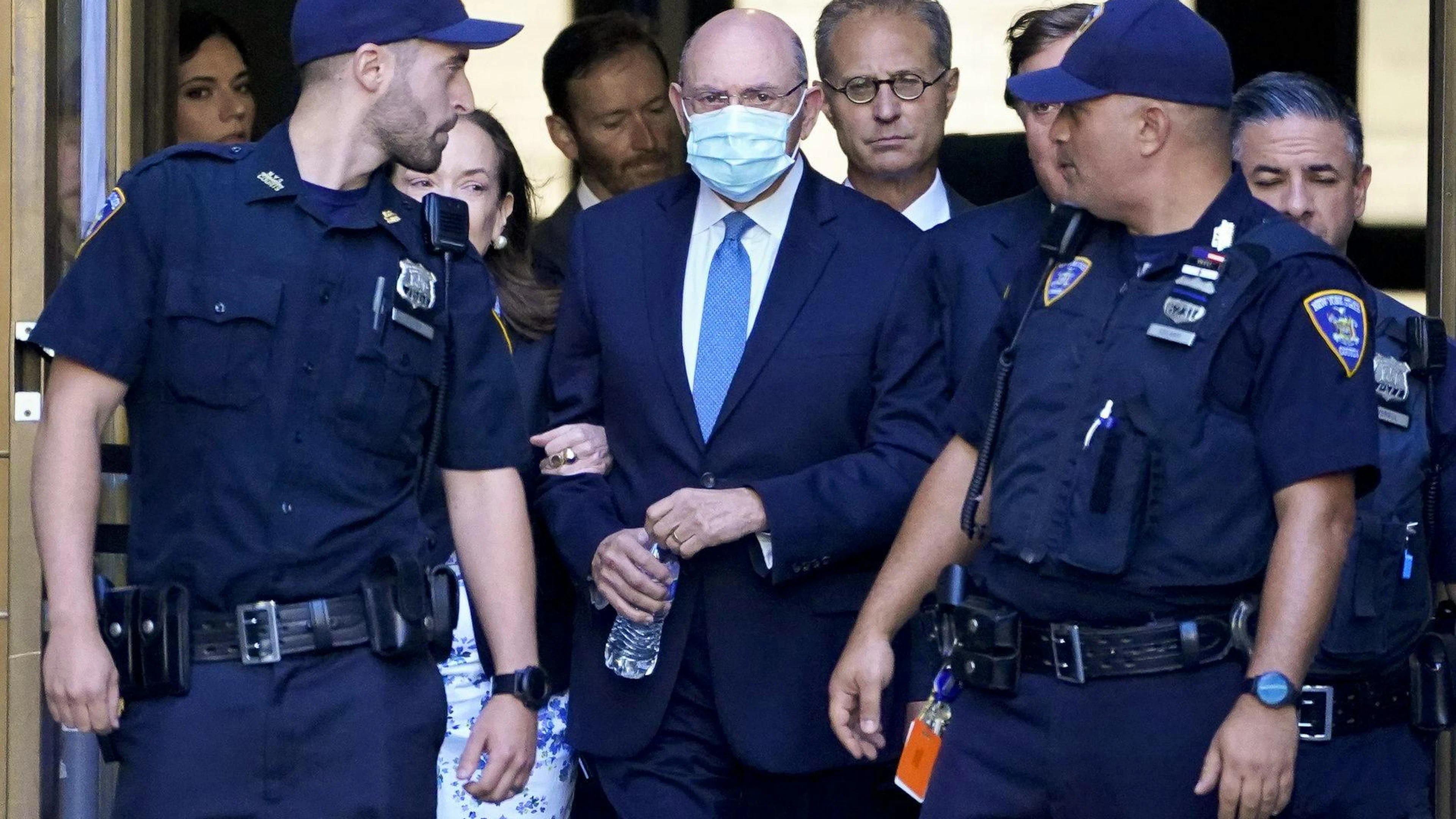 Allen Weisselberg (mit Maske), CFO der Trump Organization, am 18. August 2022 vor dem Gericht in New York.