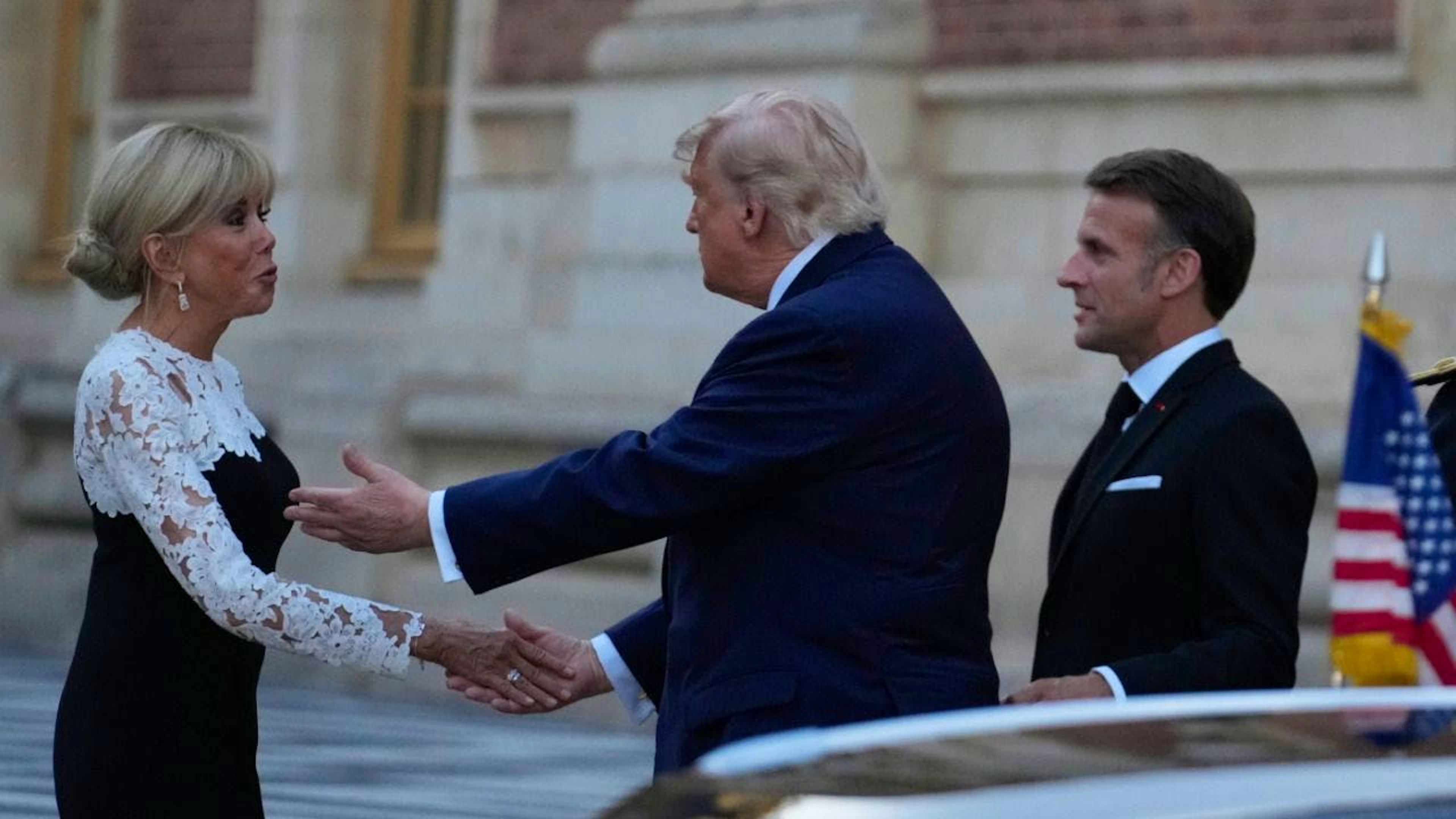 Le président français Emmanuel Macron (à droite) et son épouse Brigitte Macron accueillent le président américain Donald Trump avant un dîner privé organisé pour célébrer le 250e anniversaire des États-Unis, au Château de Versailles, près de Paris, mercredi.