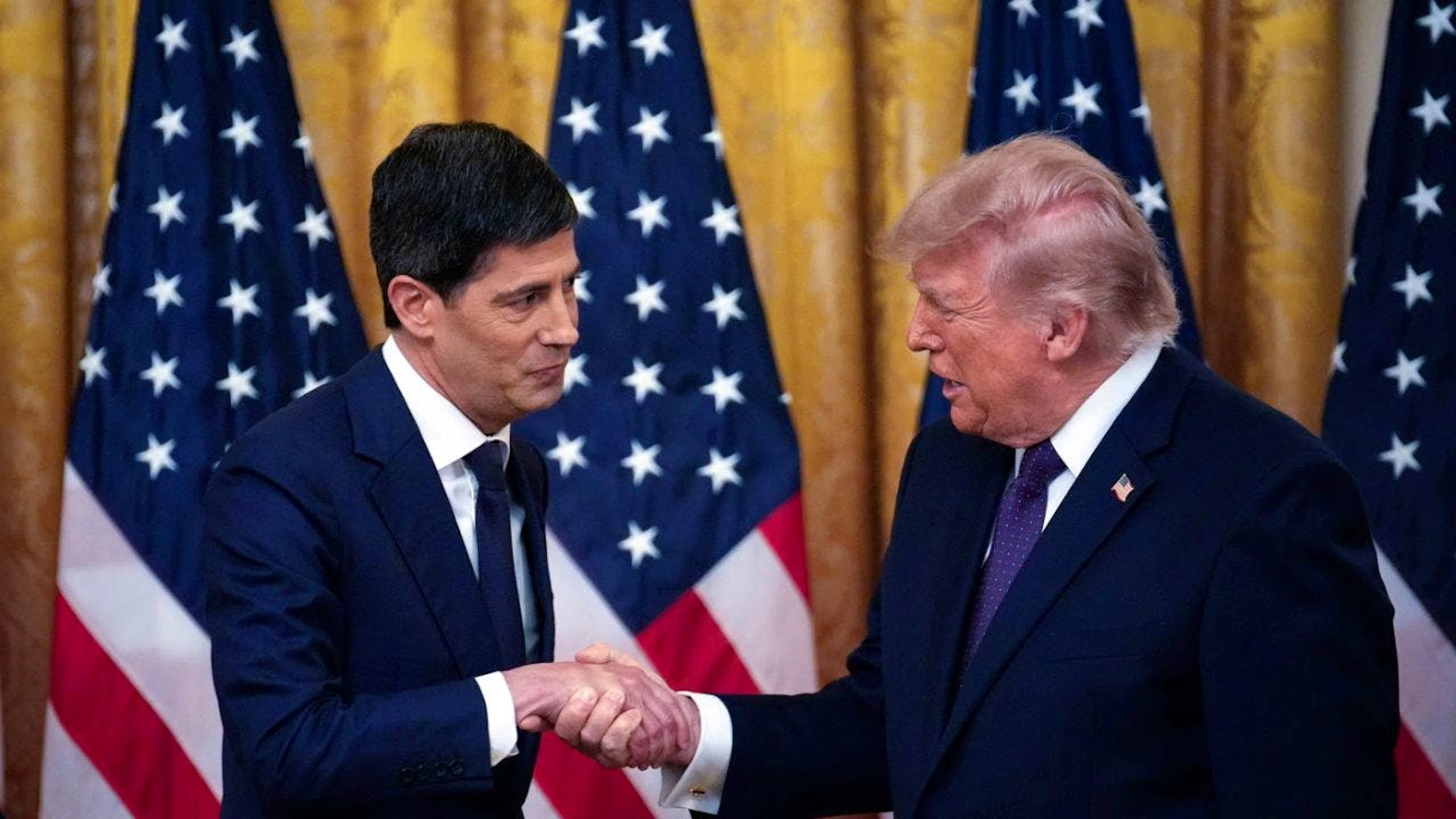 Der neue Chef der US-Notenbank, Kevin Warsh (l.), senkte entgegen der Forderung von US-Präsident Donald Trump, den Leitzins nicht. (Archivbild)