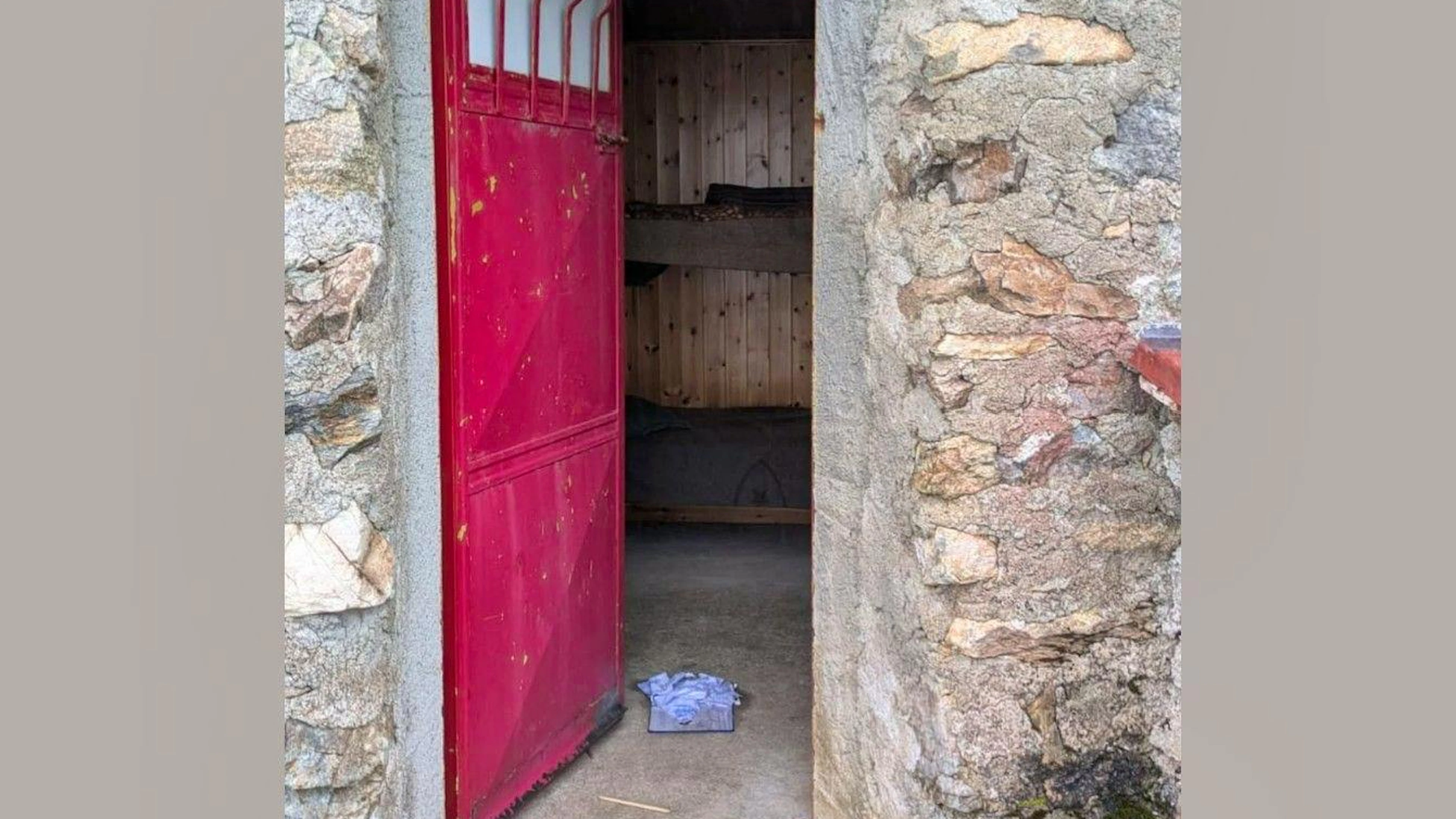 Im Rifugio Luigi Mambretti hat jemand die Tür der Hütte offen gelassen. Als schlechtes Wetter aufzog, drang Wasser ins Innere und zerstörte das Gipfelbuch.